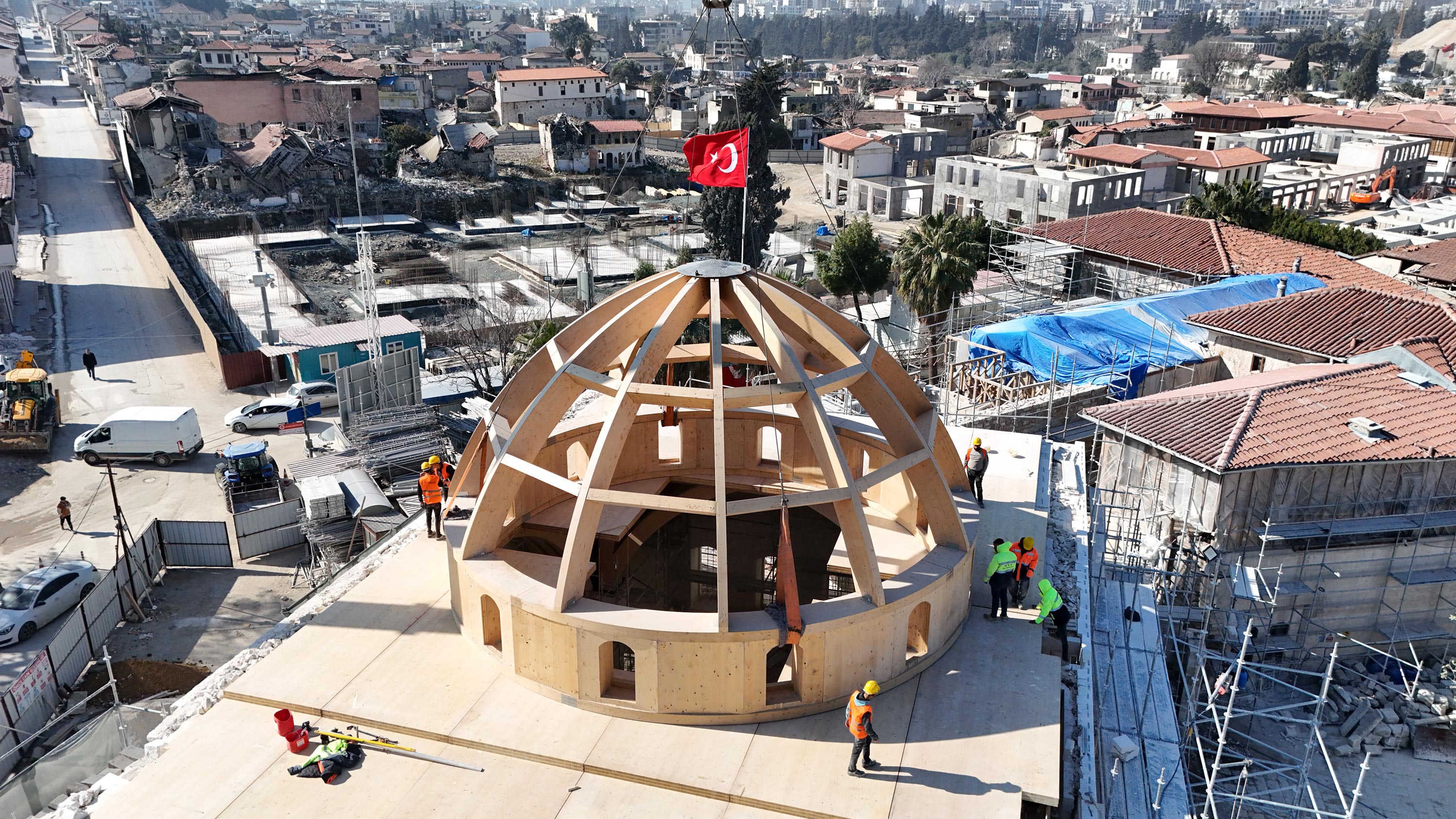 BAŞKAN ALTAY: “HATAY HABİB-İ NECCAR CAMİİ’NİN YENİDEN İMAL EDİLEN AHŞAP KUBBESİ YERİNE YERLEŞTİRİLDİ”