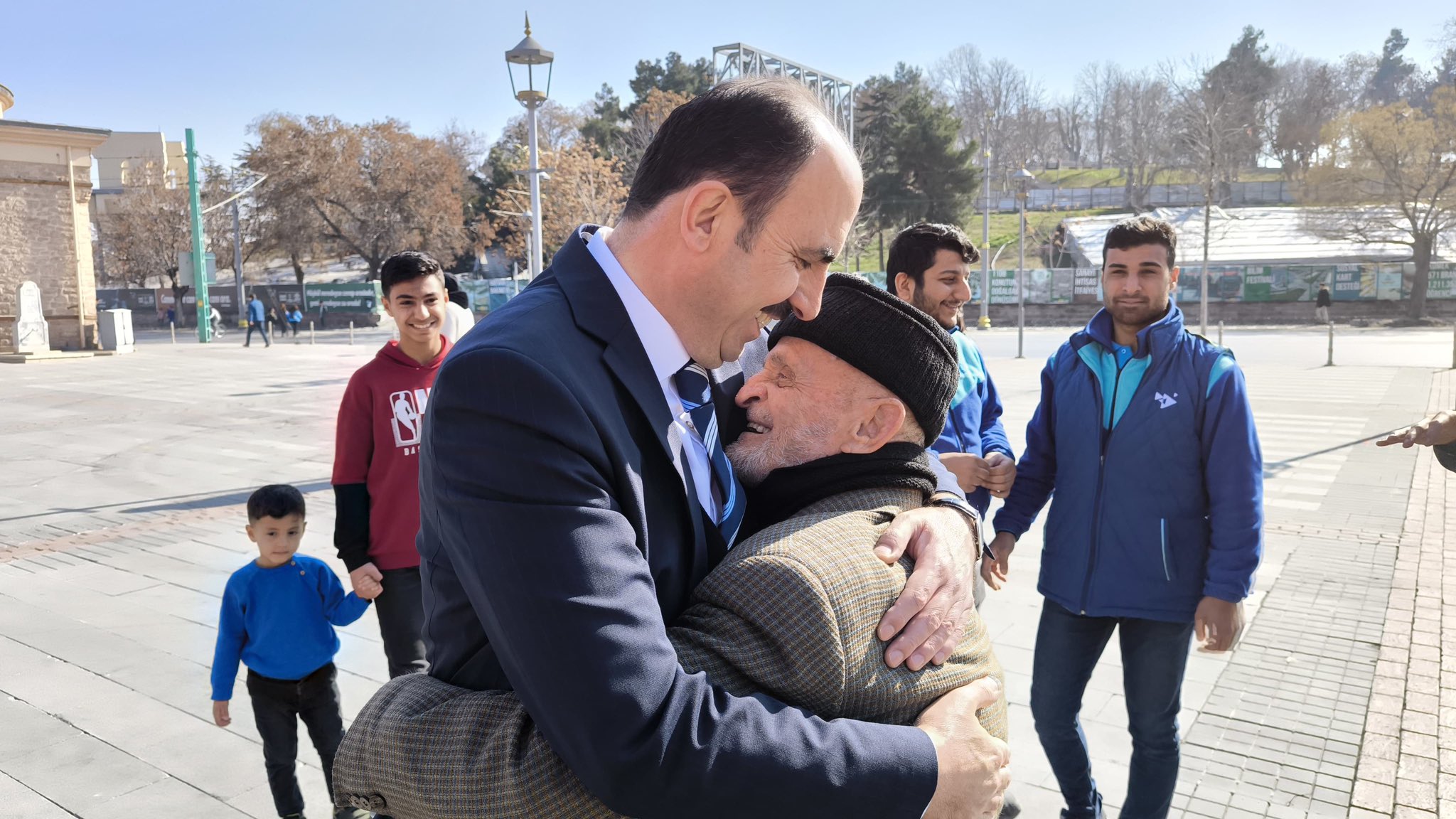 BAŞKAN ALTAY HACIVEYİSZADE CAMİİ’NDE VE KÜLTÜRPARK'TA VATANDAŞLARLA BULUŞTU