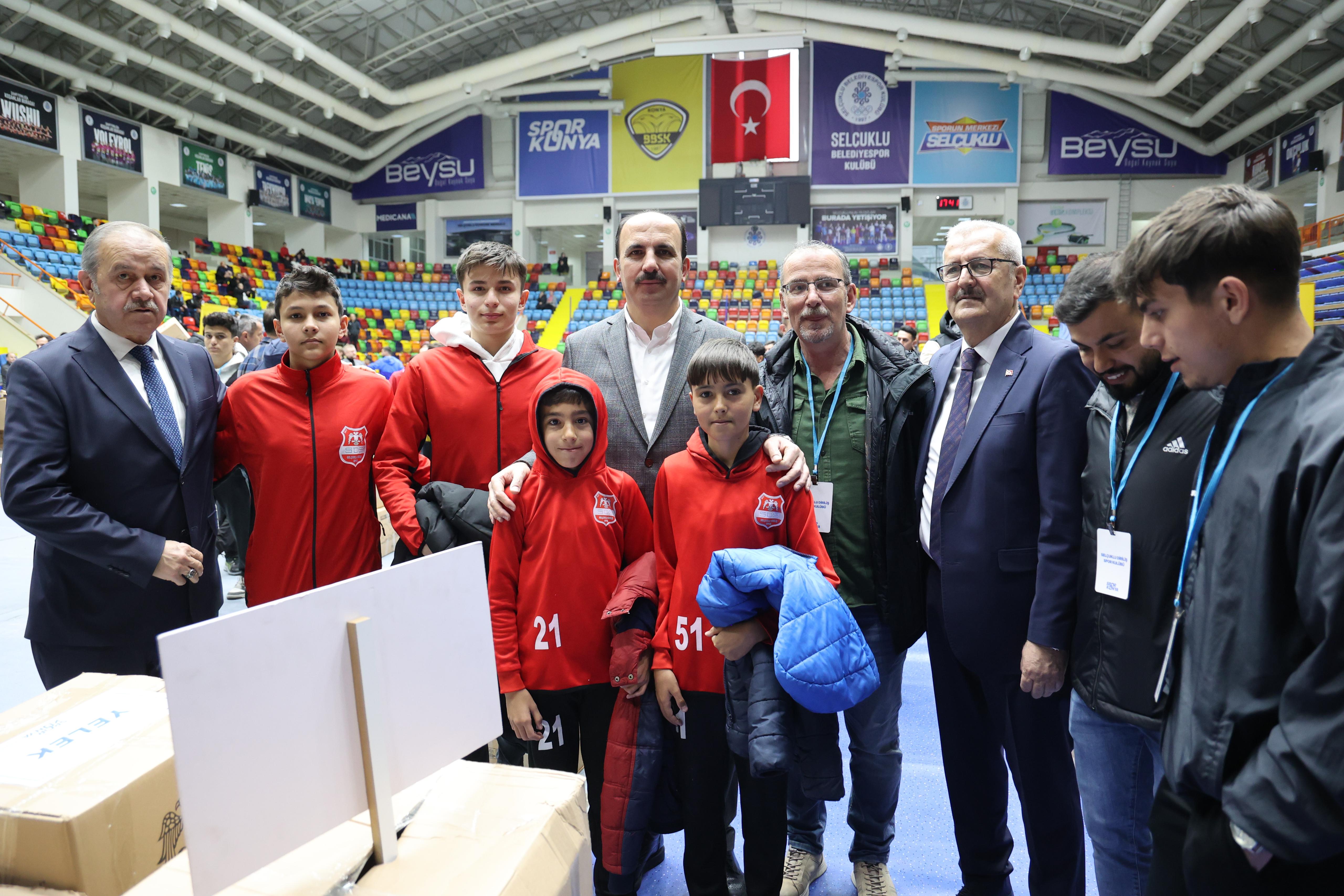 KONYA BÜYÜKŞEHİR’DEN AMATÖR SPOR KULÜPLERİNE 16 MİLYON LİRALIK MALZEME DESTEĞİ