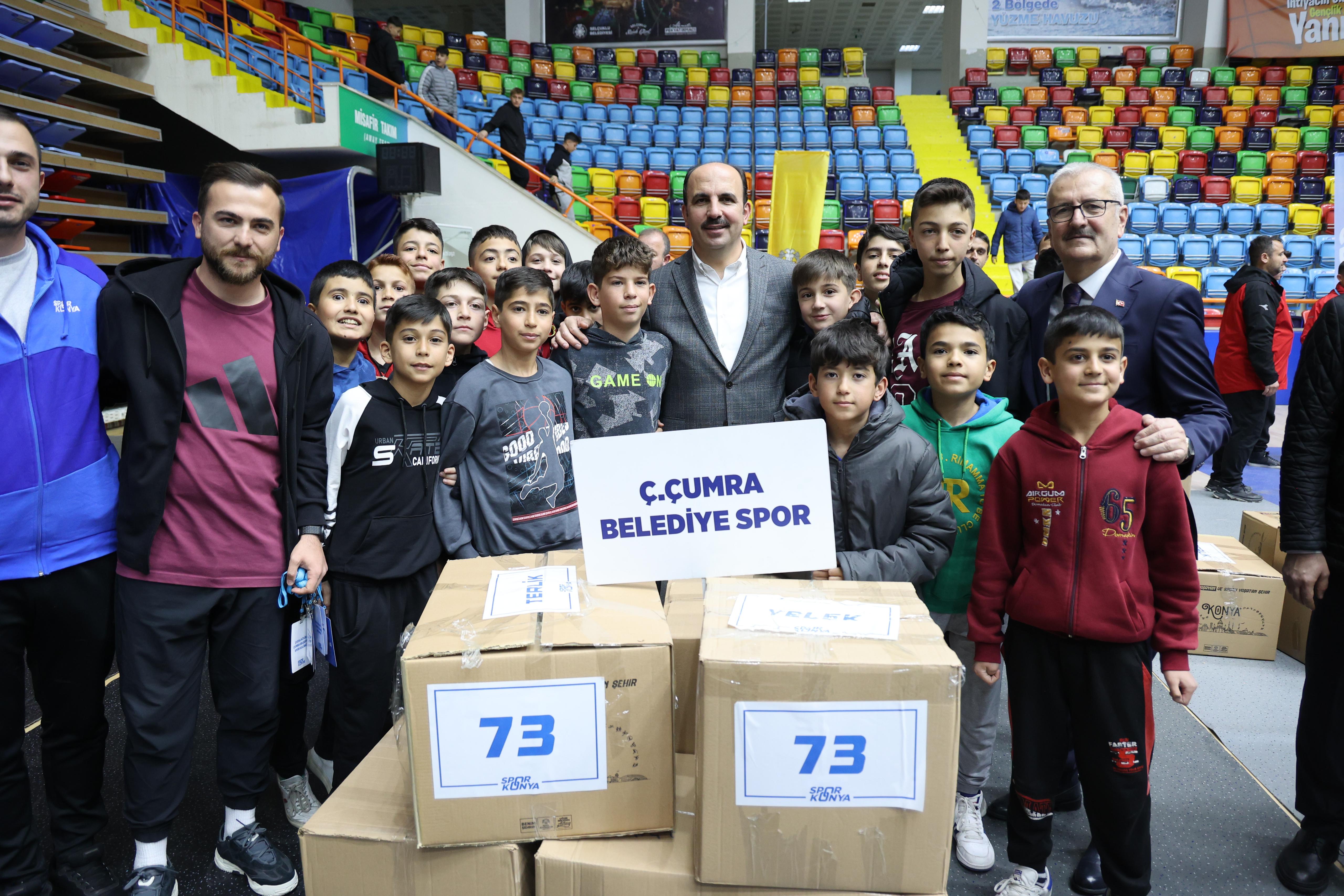 KONYA BÜYÜKŞEHİR’DEN AMATÖR SPOR KULÜPLERİNE 16 MİLYON LİRALIK MALZEME DESTEĞİ