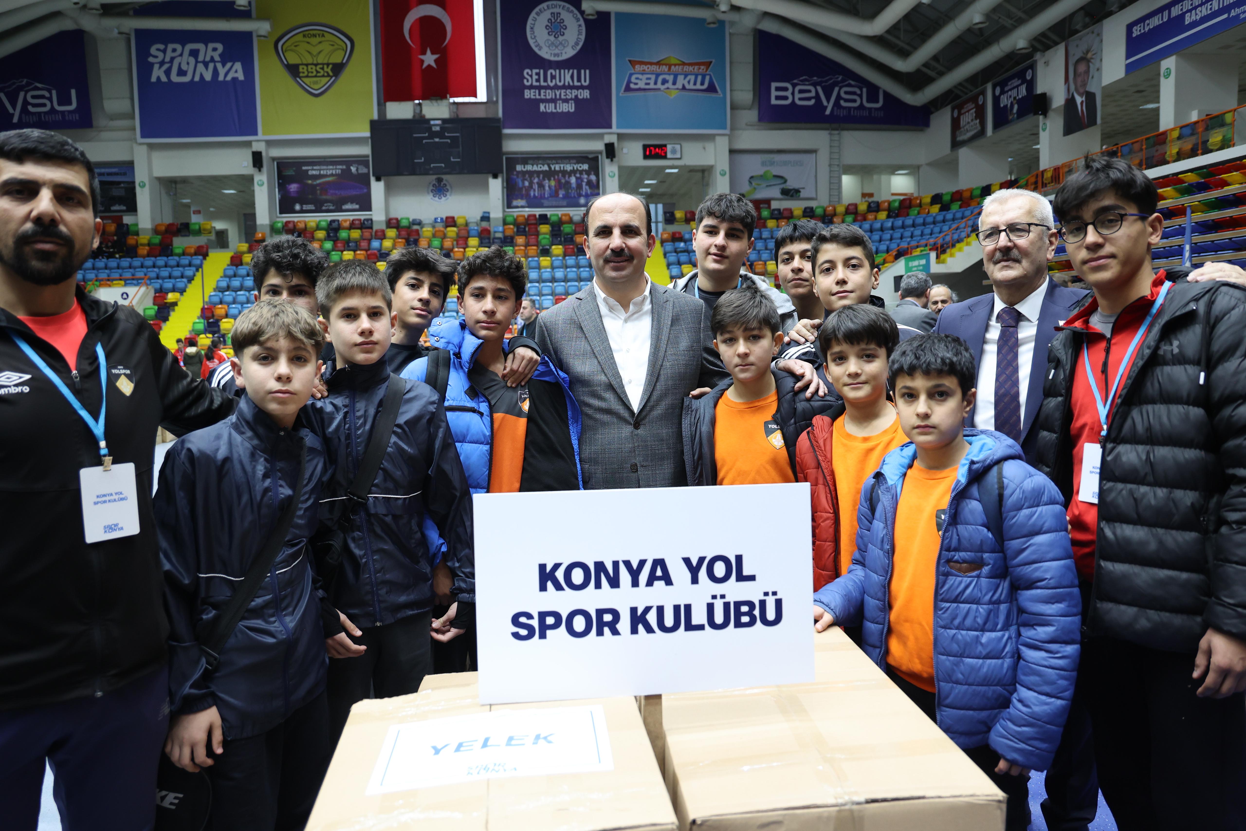 KONYA BÜYÜKŞEHİR’DEN AMATÖR SPOR KULÜPLERİNE 16 MİLYON LİRALIK MALZEME DESTEĞİ