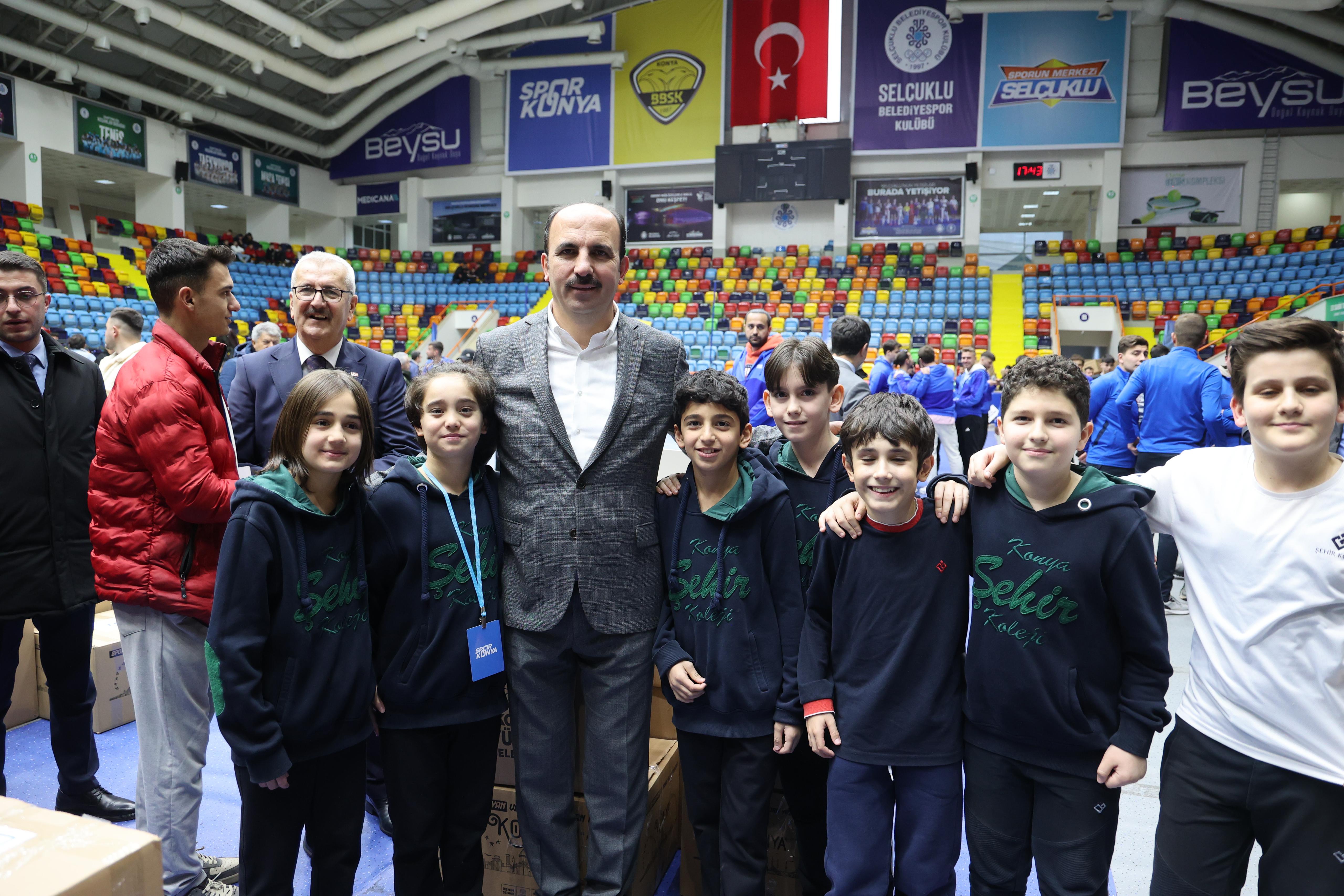KONYA BÜYÜKŞEHİR’DEN AMATÖR SPOR KULÜPLERİNE 16 MİLYON LİRALIK MALZEME DESTEĞİ