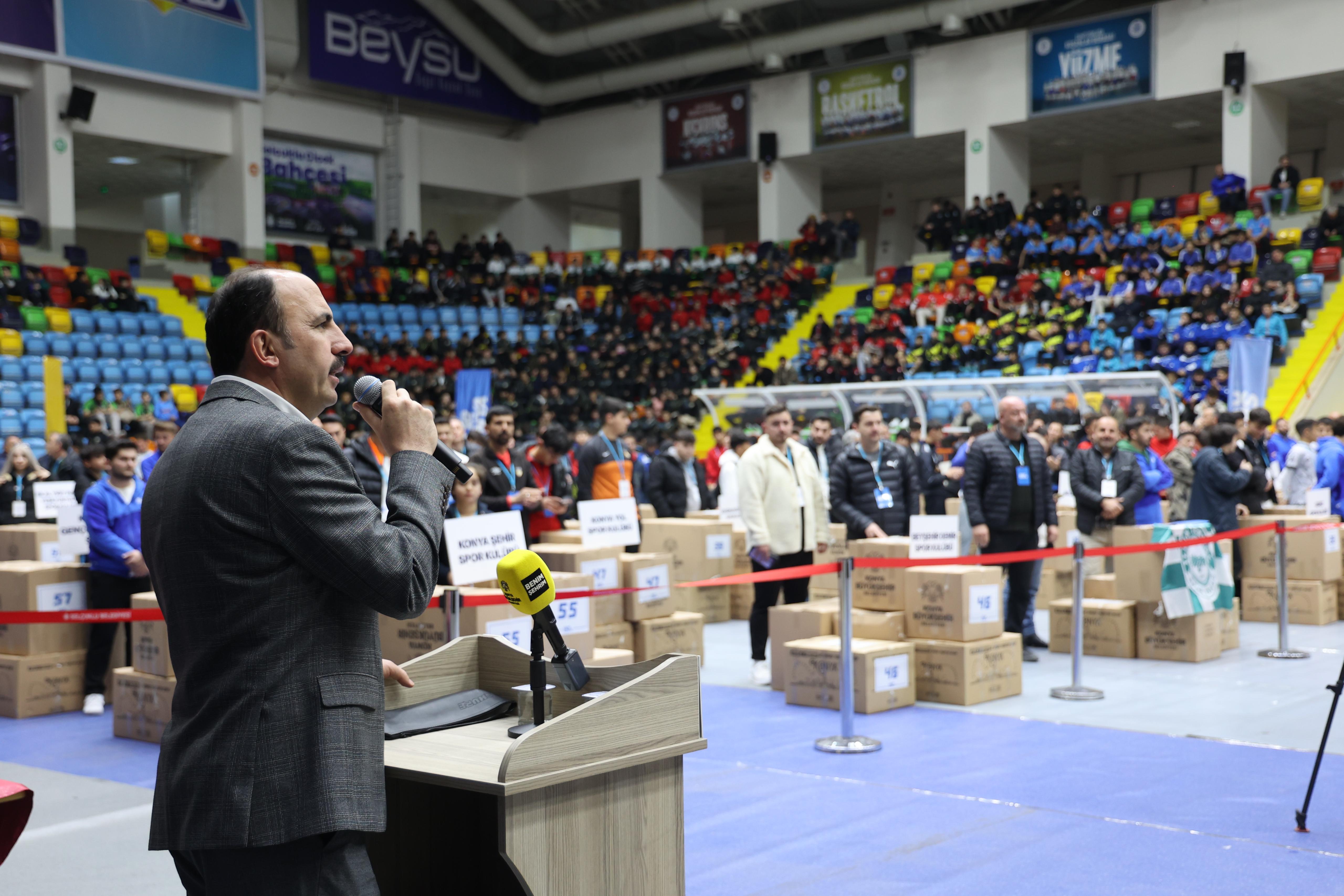 KONYA BÜYÜKŞEHİR’DEN AMATÖR SPOR KULÜPLERİNE 16 MİLYON LİRALIK MALZEME DESTEĞİ