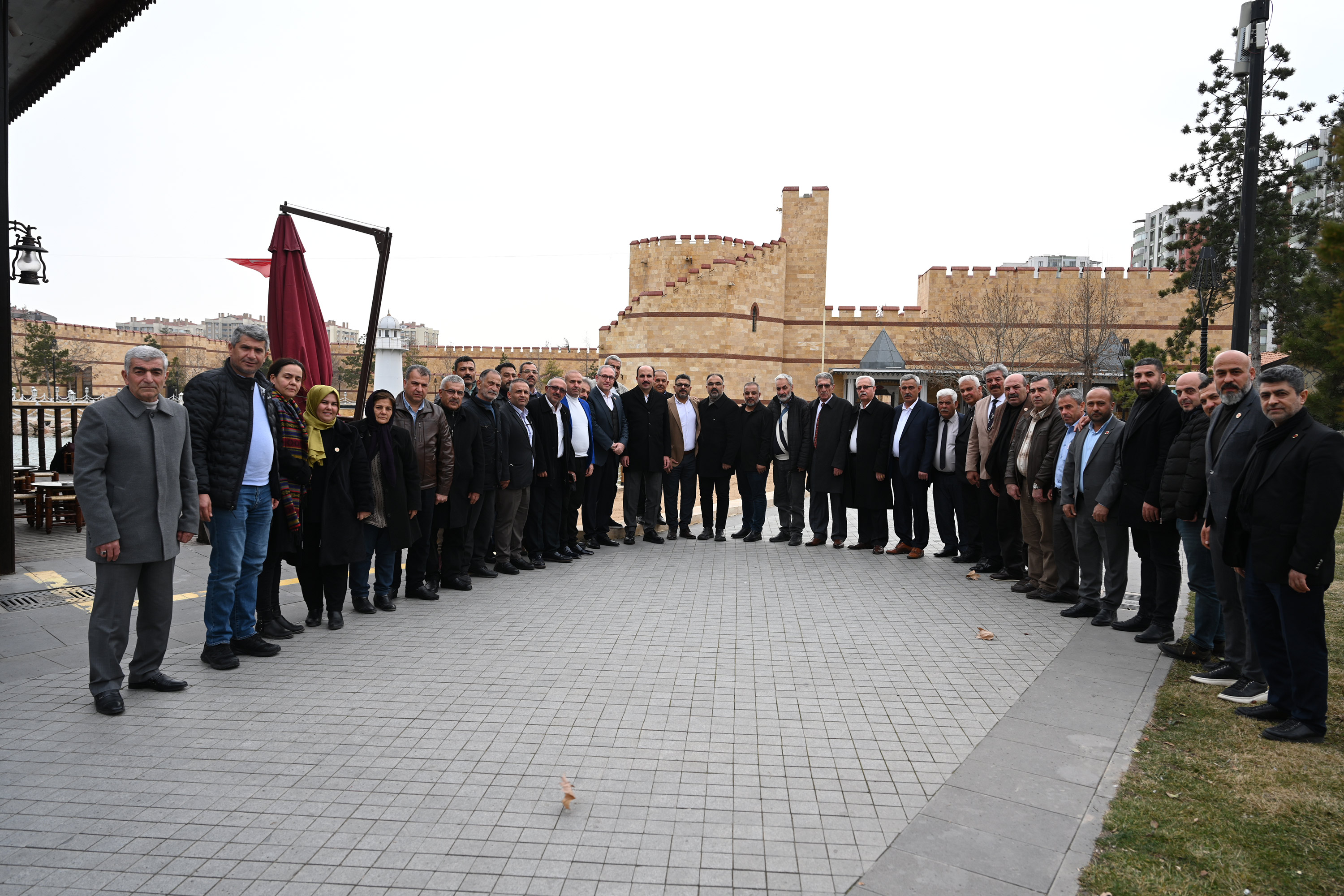 BAŞKAN ALTAY HATAYLI MUHTARLARLA KONYA’DA BULUŞTU