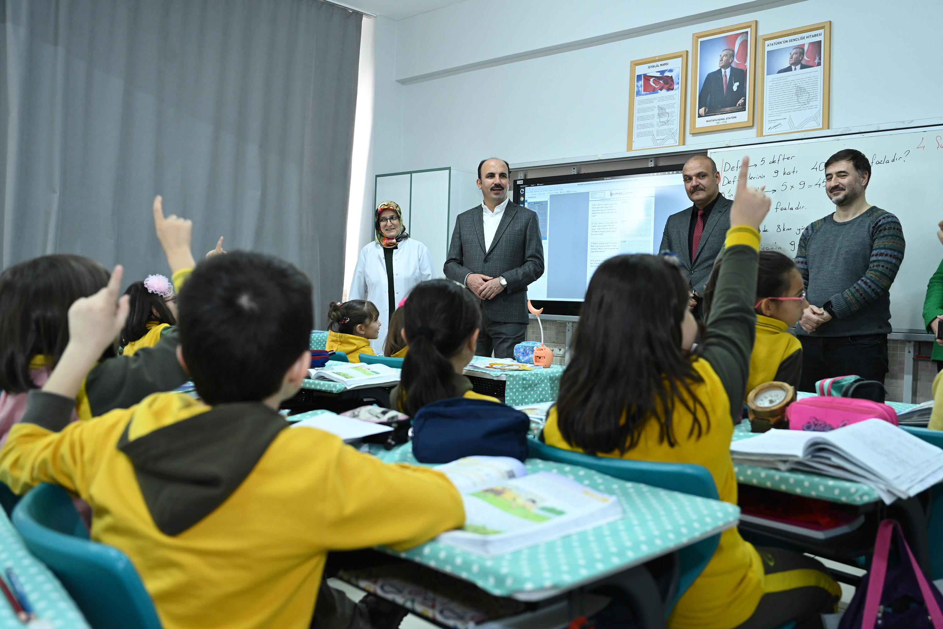BAŞKAN ALTAY CAHİT ZARİFOĞLU İLKOKULU ÖĞRENCİLERİYLE BULUŞTU