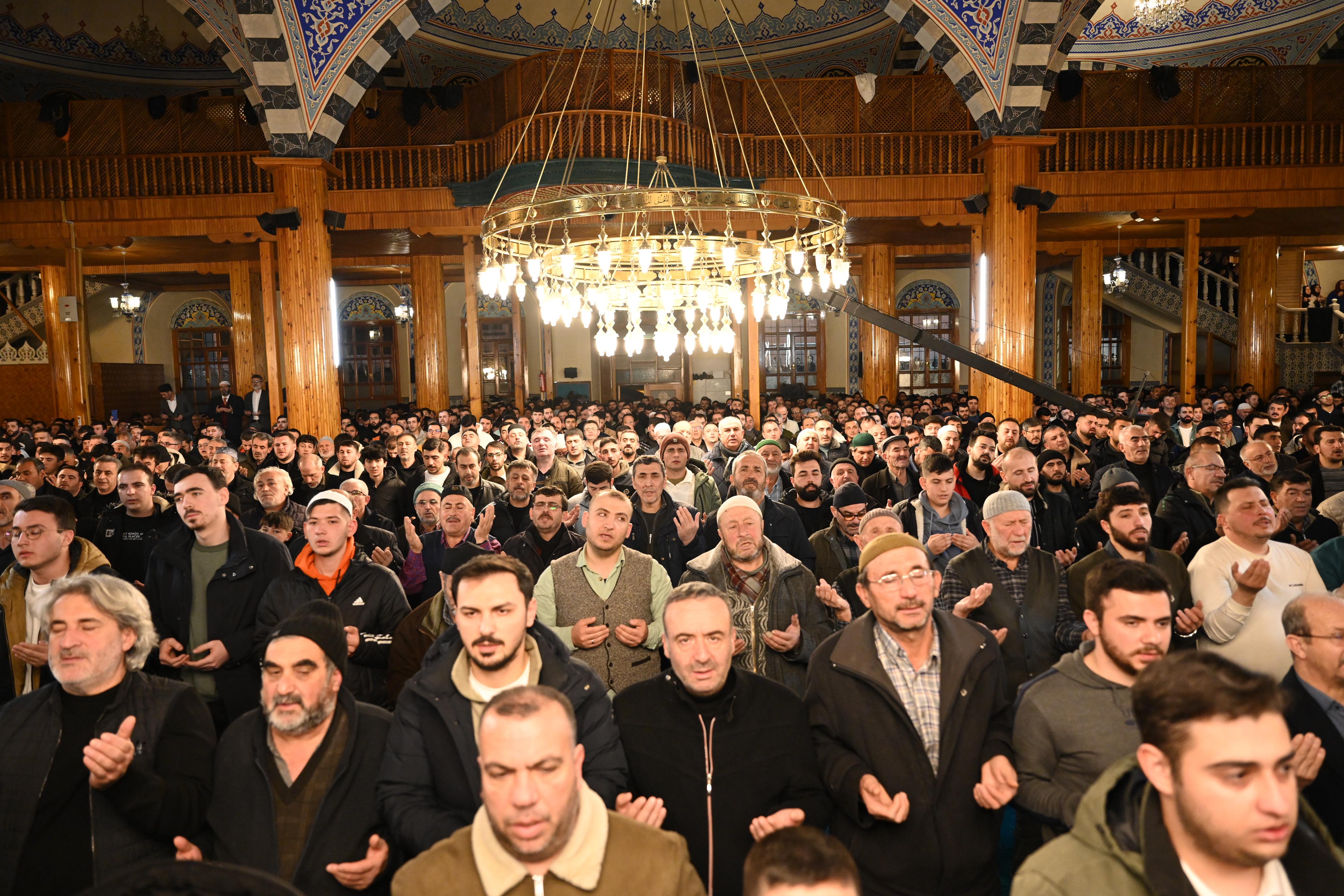VALİ AKIN VE BAŞKAN ALTAY MESCİD-İ AKSA İMAMI İKRİME SABRİ İLE BİRLİKTE KONYALILARIN KANDİL BEREKETİNE ORTAK OLDU