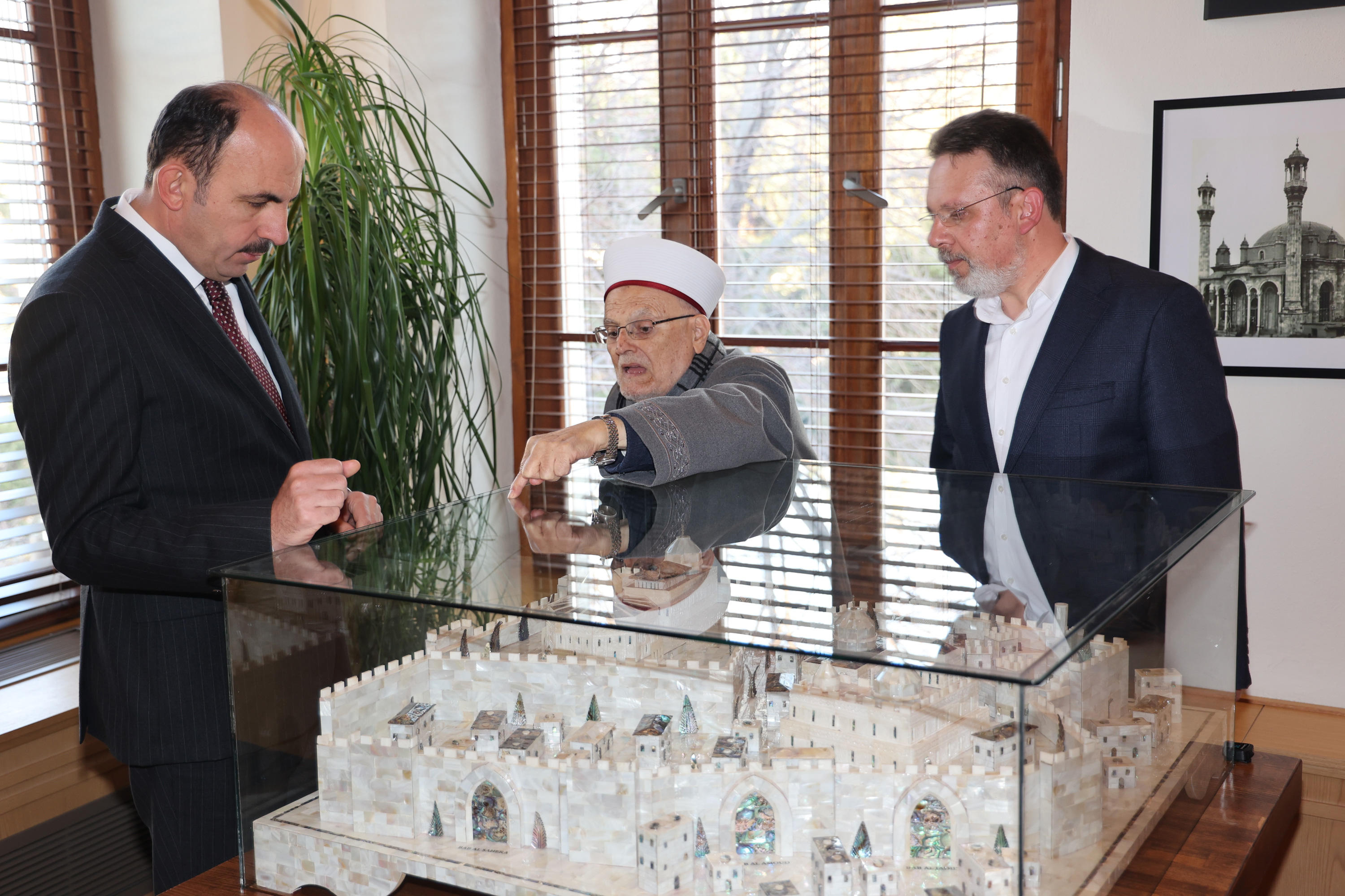MESCİD-İ AKSA İMAMI ŞEYH İKRİME SABRİ BAŞKAN ALTAY’I ZİYARET ETTİ