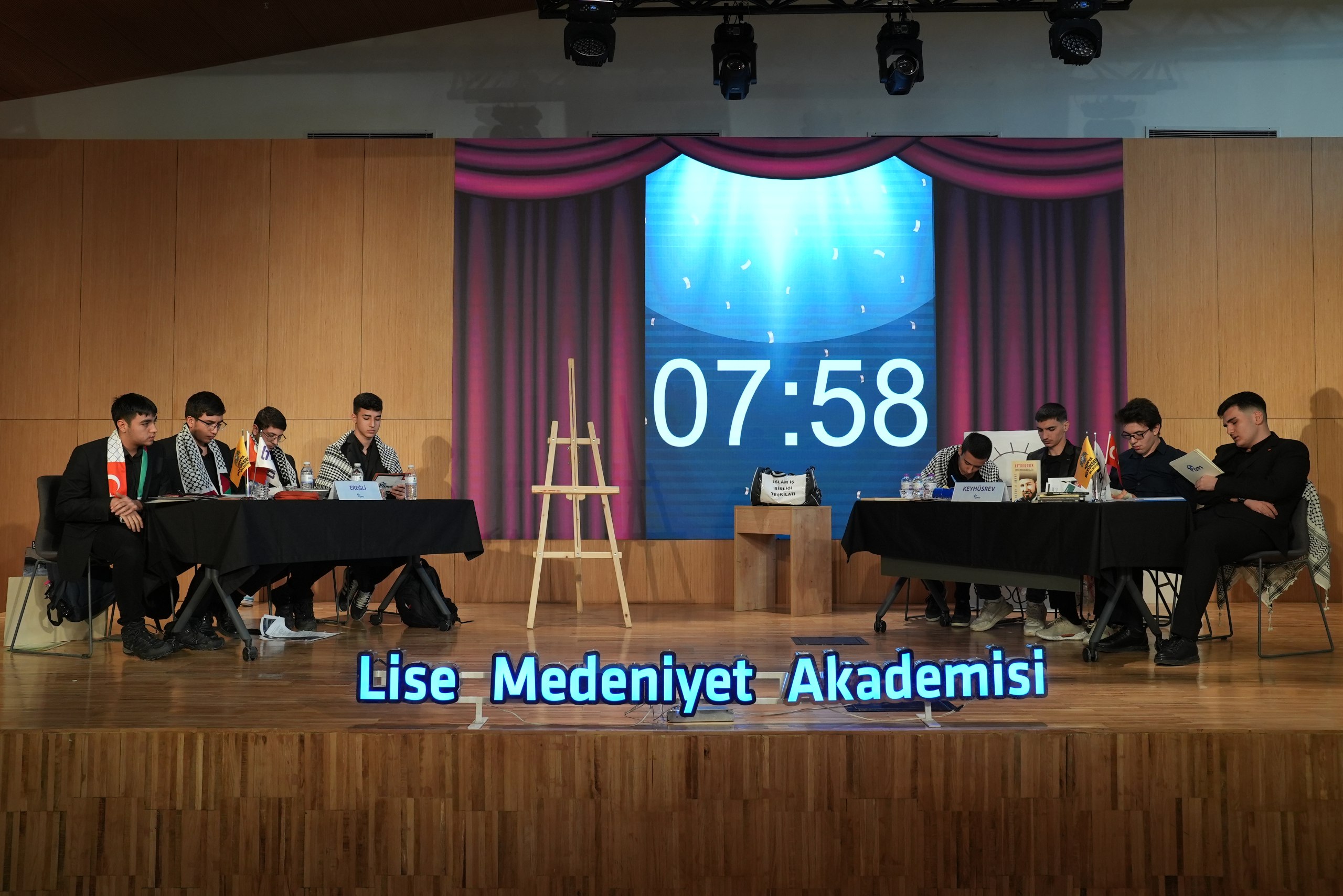 KONYA BÜYÜKŞEHİR EĞİTİM BİRİMLERİYLE GENÇ ZİHİNLERİ BİR ARAYA GETİRİYOR