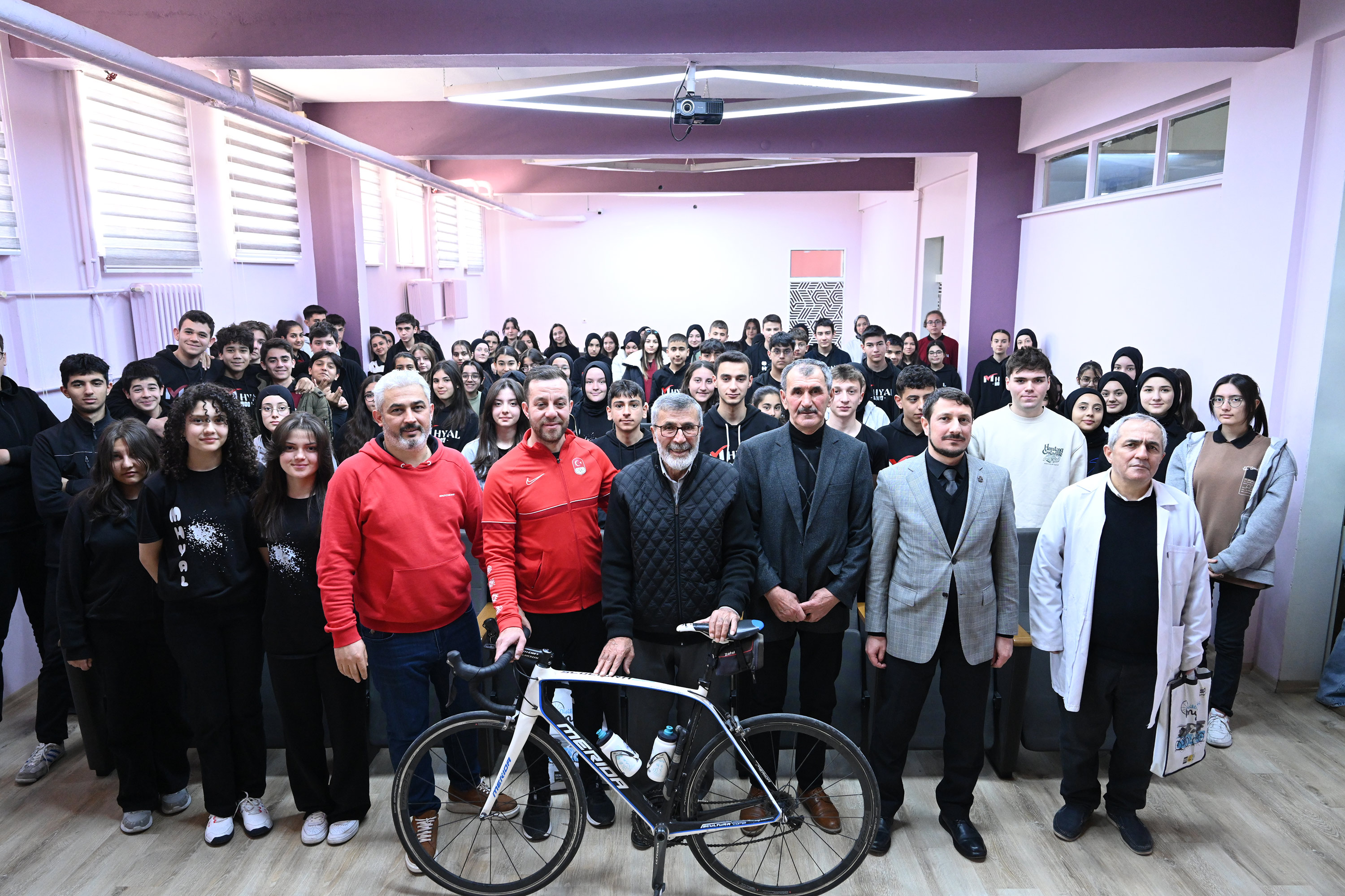 KONYA BÜYÜKŞEHİR ÖĞRENCİLERİ BİSİKLETİN EFSANELERİYLE BULUŞTURUYOR