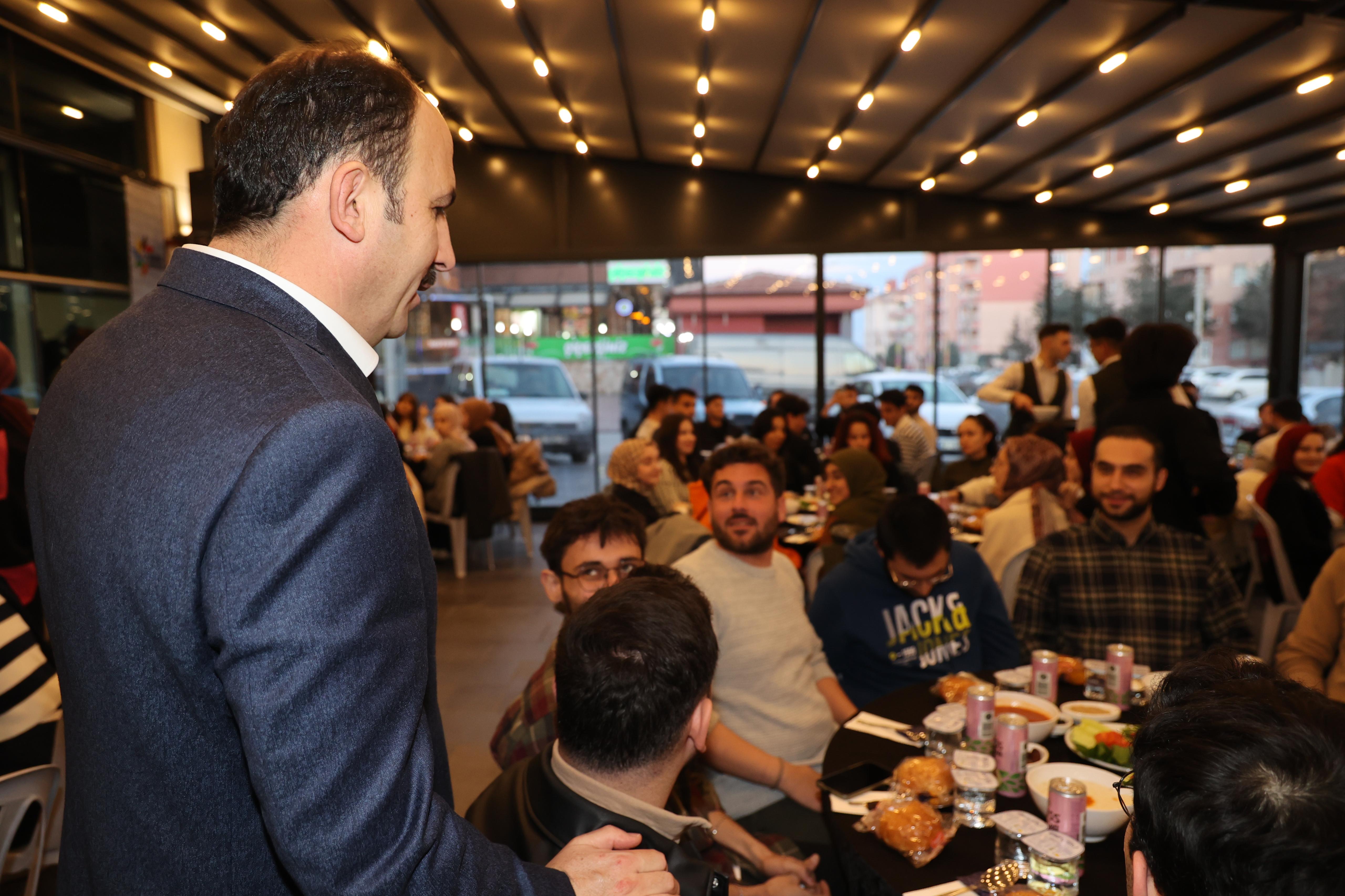 BAŞKAN ALTAY İFTARDA ÜNİVERSİTELİ GENÇLERLE BULUŞTU