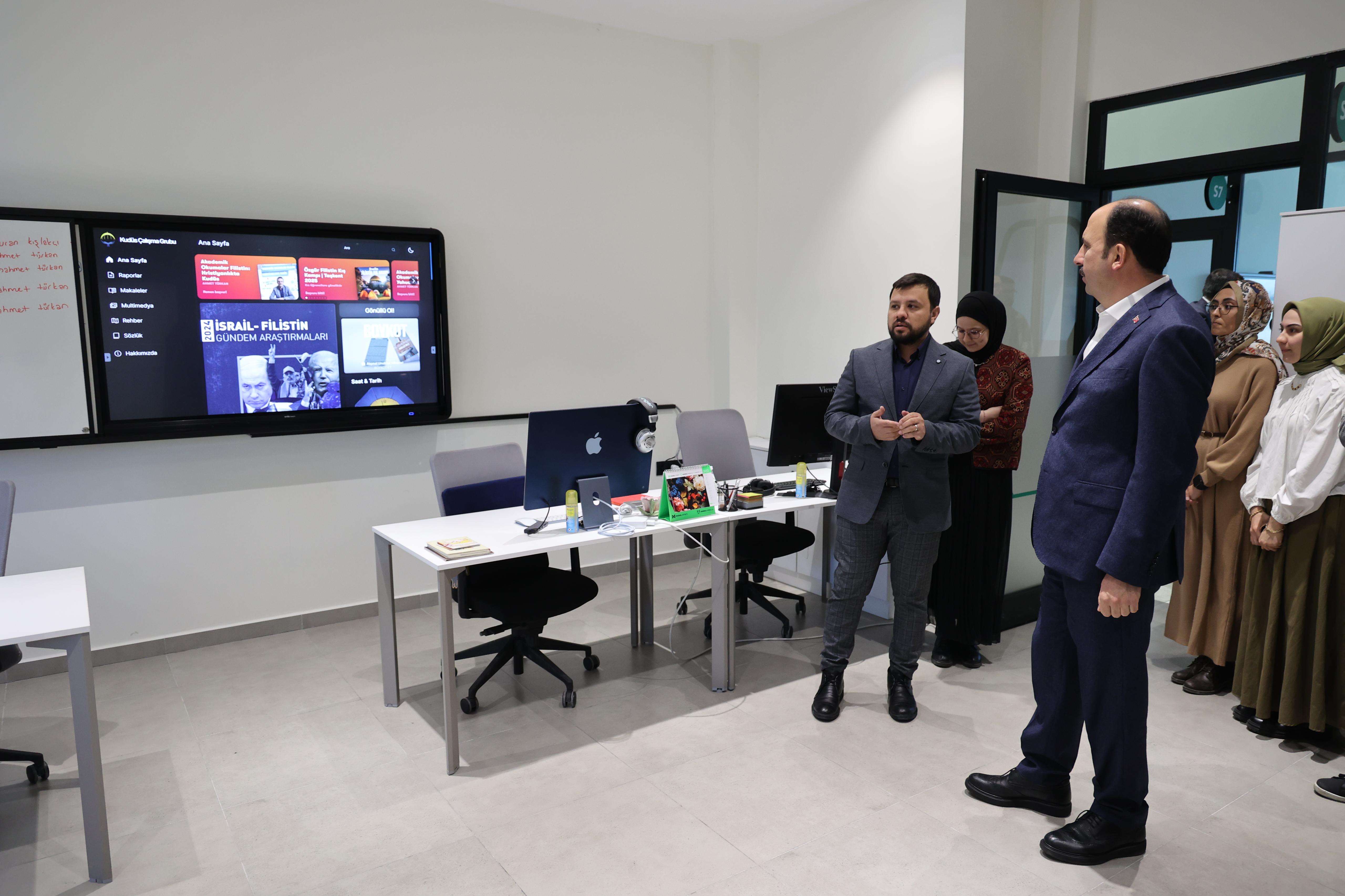 BAŞKAN ALTAY İFTARDA ÜNİVERSİTELİ GENÇLERLE BULUŞTU