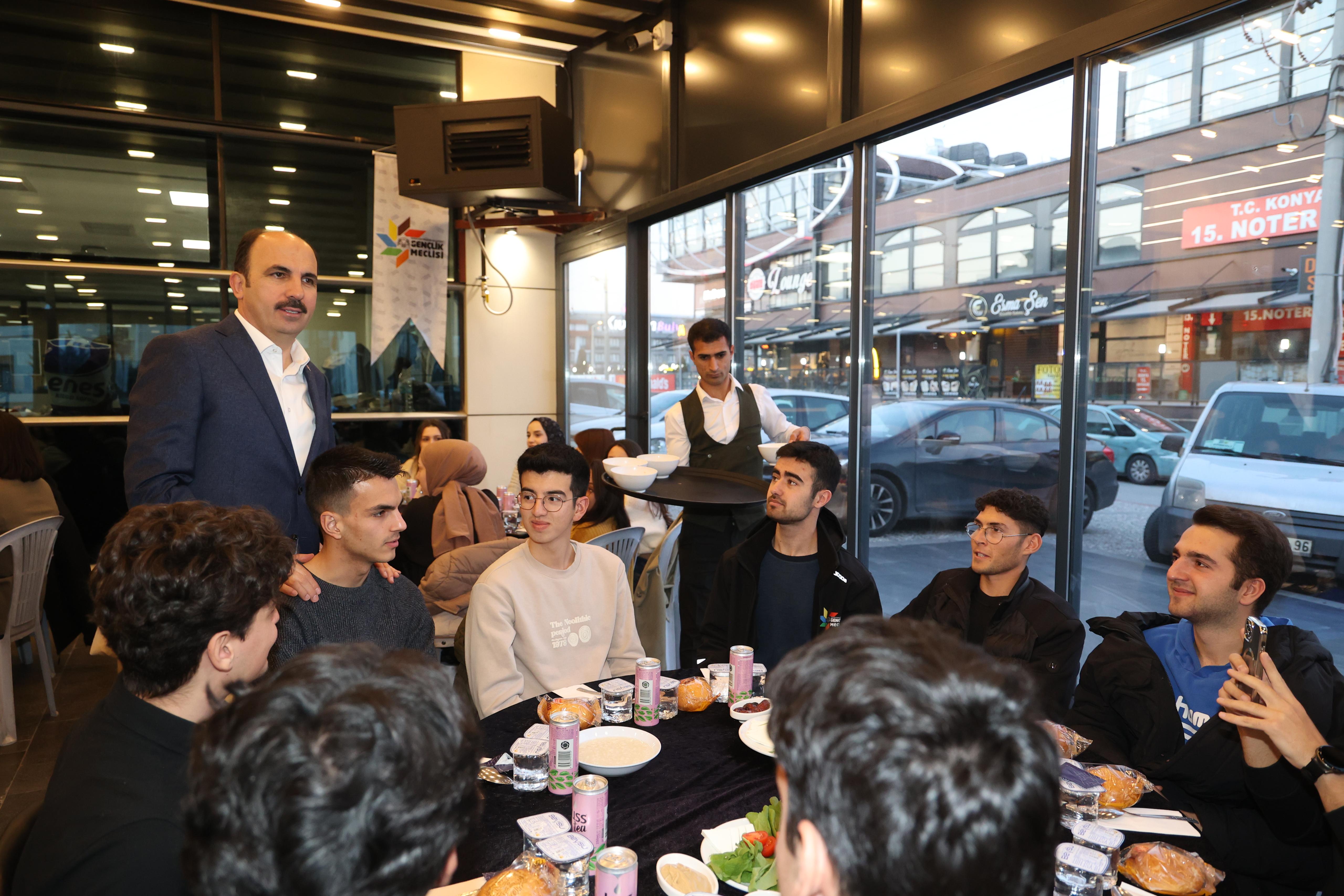 BAŞKAN ALTAY İFTARDA ÜNİVERSİTELİ GENÇLERLE BULUŞTU