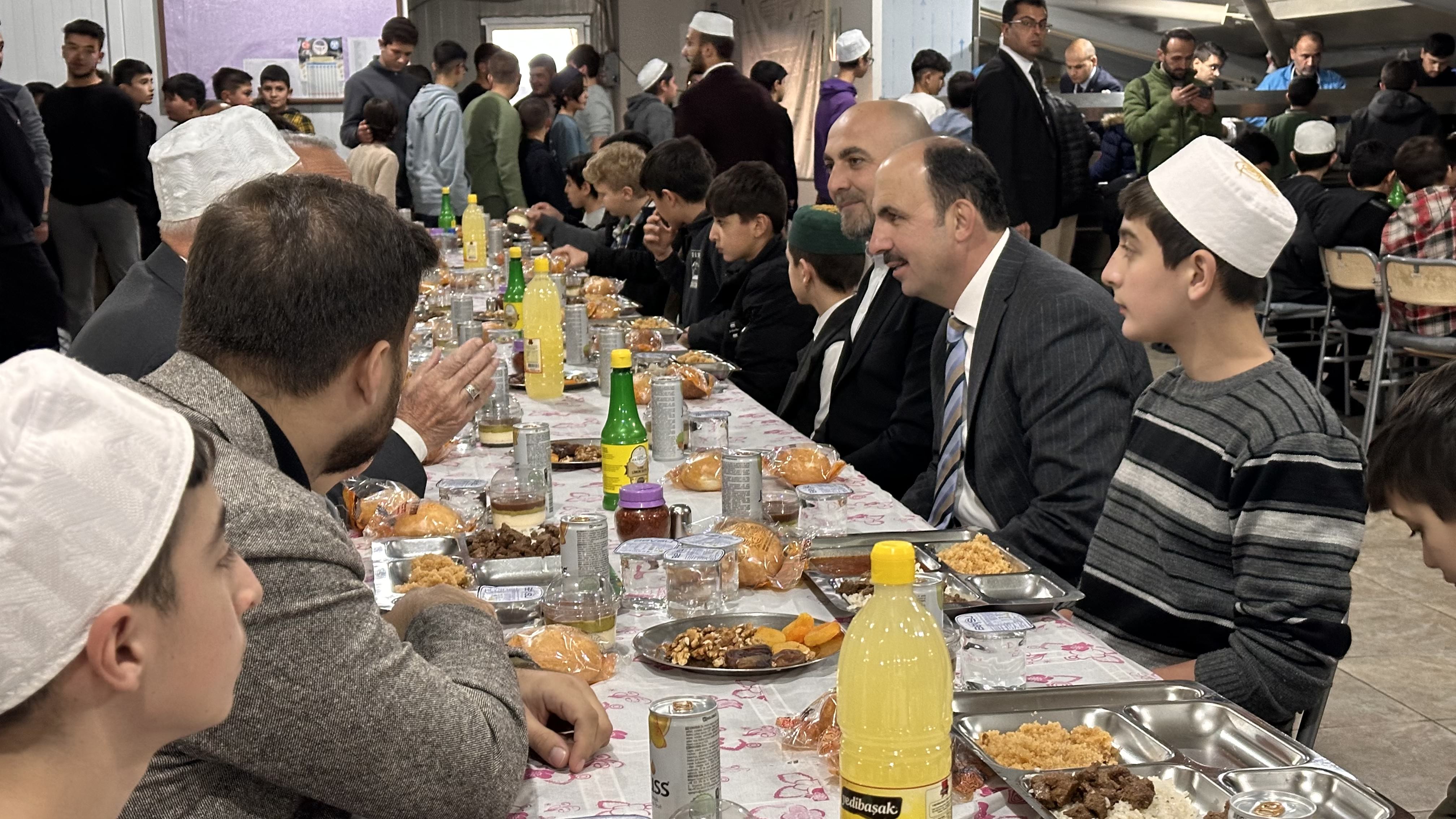 BAŞKAN ALTAY ÇUMRALILARIN RAMAZAN BEREKETİNE ORTAK OLDU