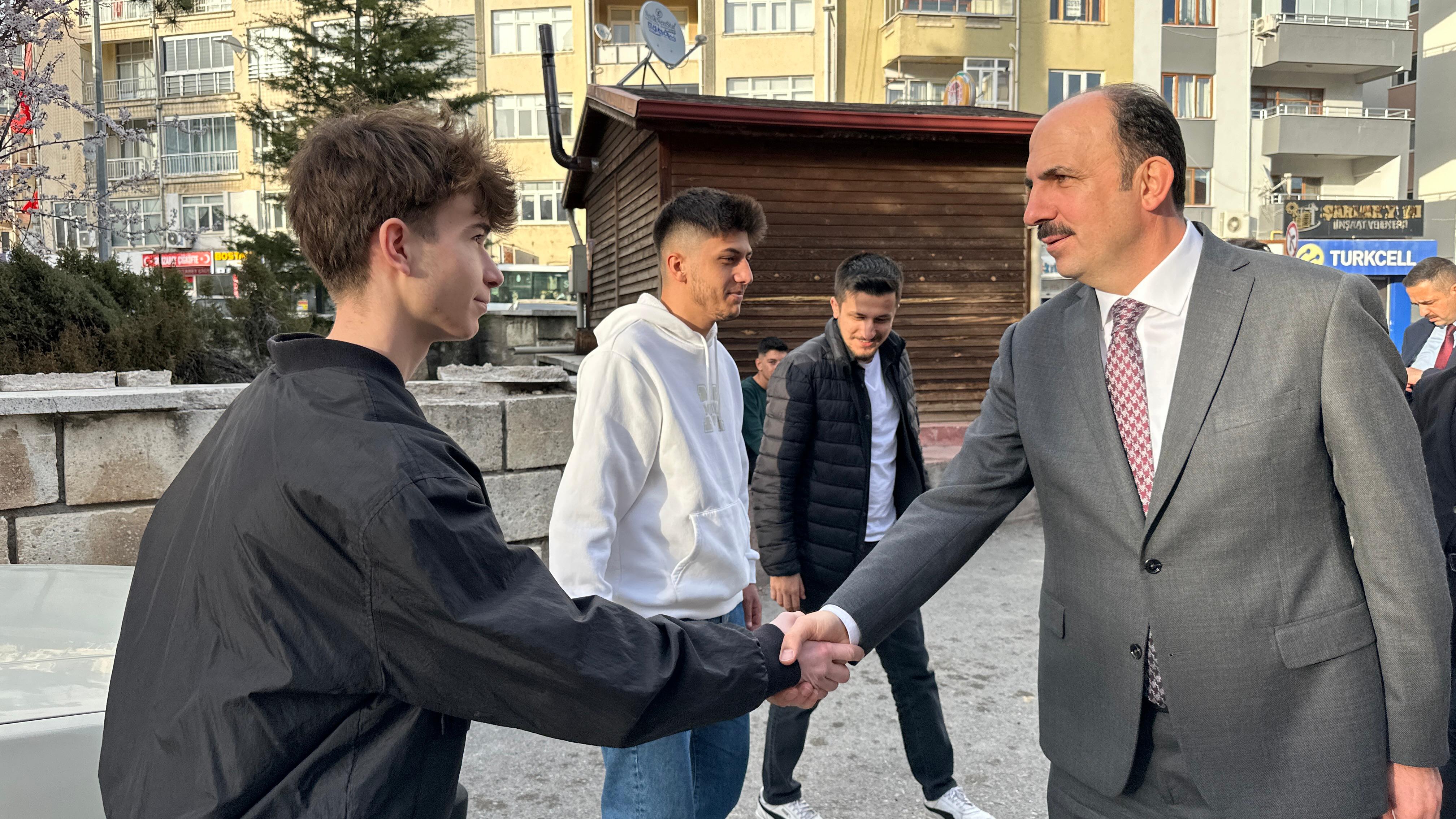 BAŞKAN ALTAY SEYDİŞEHİR’DE ÜNİVERSİTELİ GENÇLERLE İFTAR YAPTI, ESNAFLA VE VATANDAŞLARLA BULUŞTU