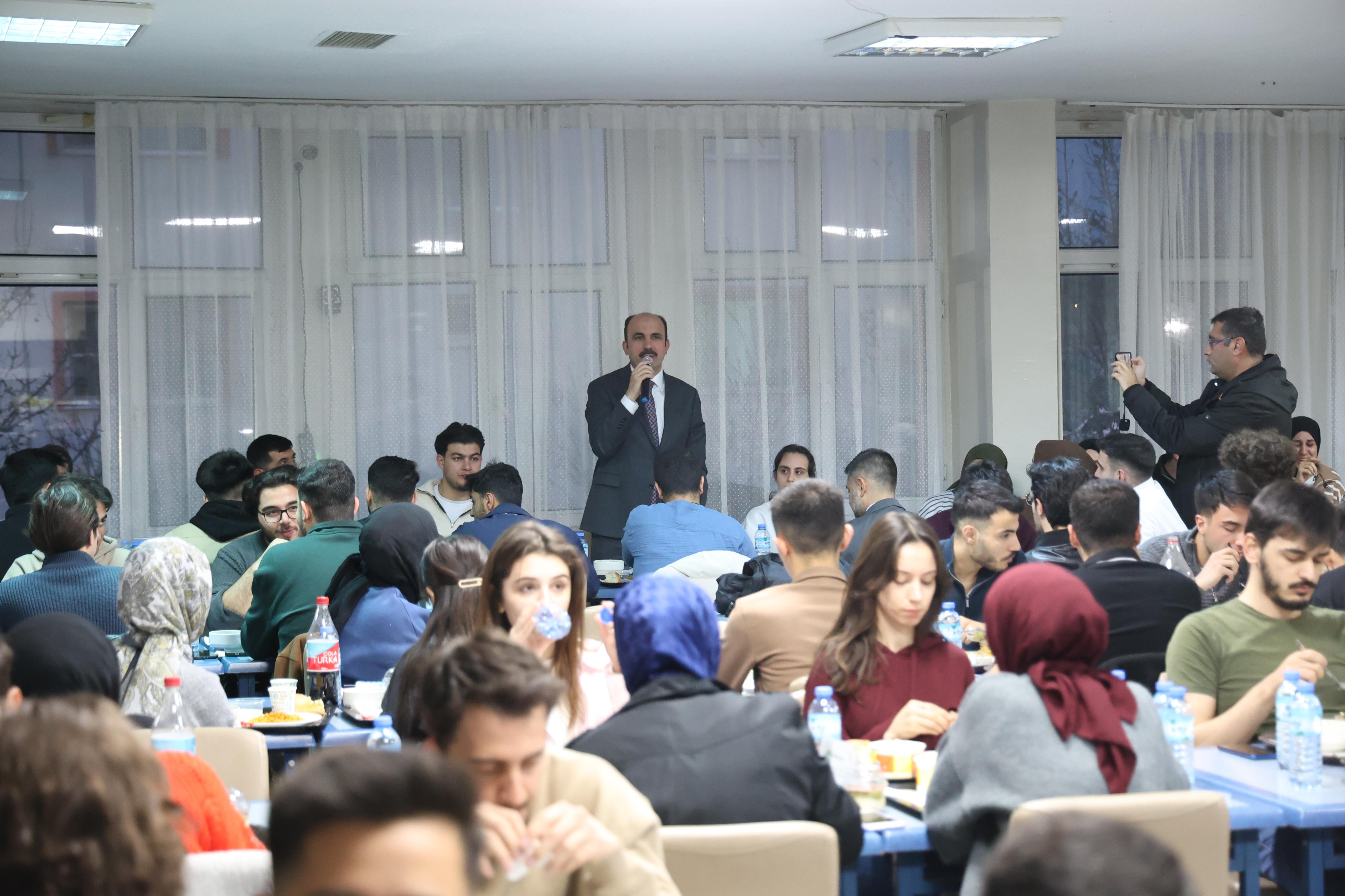 BAŞKAN ALTAY SEYDİŞEHİR’DE ÜNİVERSİTELİ GENÇLERLE İFTAR YAPTI, ESNAFLA VE VATANDAŞLARLA BULUŞTU