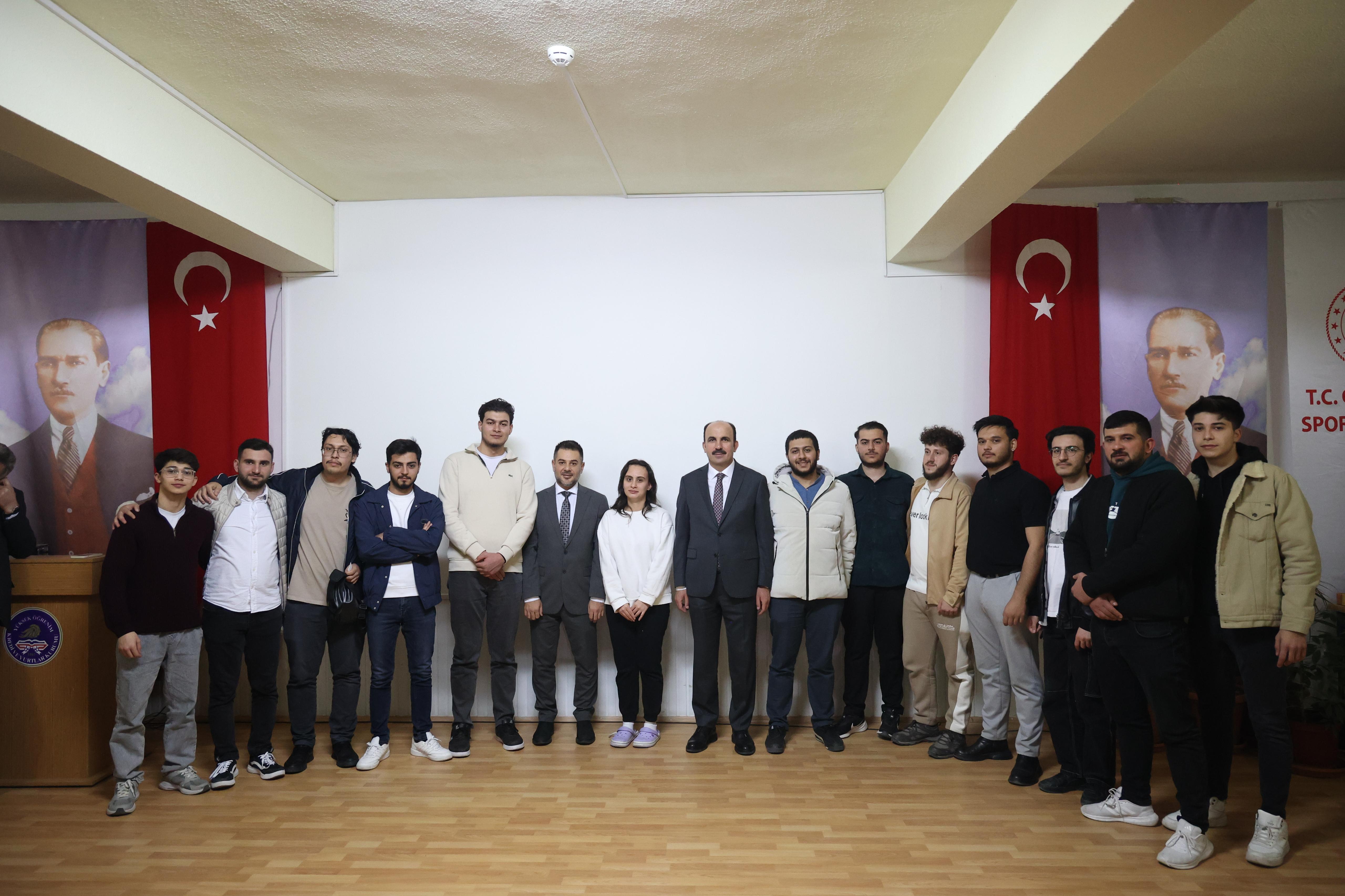 BAŞKAN ALTAY SEYDİŞEHİR’DE ÜNİVERSİTELİ GENÇLERLE İFTAR YAPTI, ESNAFLA VE VATANDAŞLARLA BULUŞTU