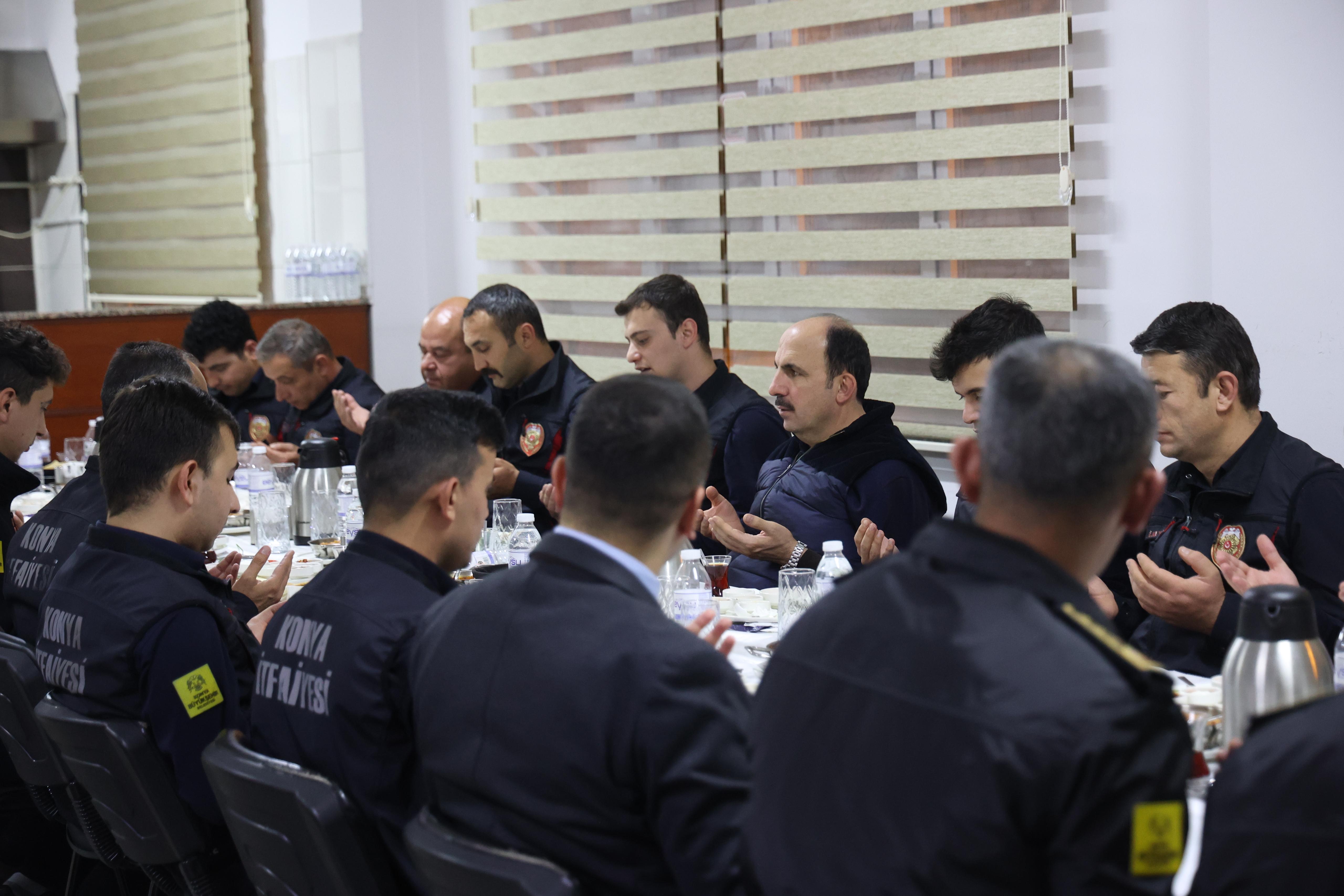 BAŞKAN ALTAY KULU VE CİHANBEYLİ’DE VATANDAŞLARLA BULUŞTU, İTFAİYECİLERLE SAHUR YAPTI