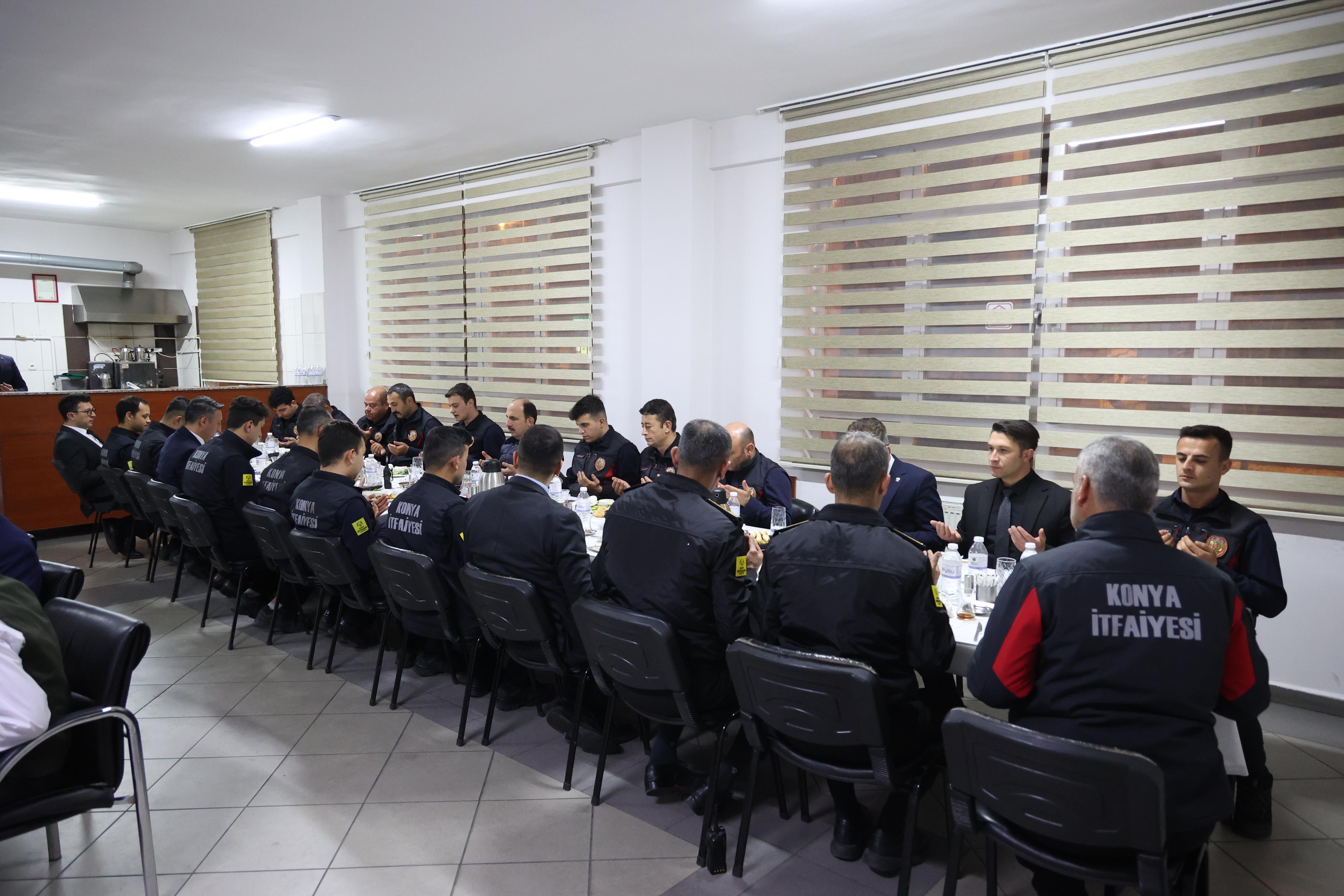 BAŞKAN ALTAY KULU VE CİHANBEYLİ’DE VATANDAŞLARLA BULUŞTU, İTFAİYECİLERLE SAHUR YAPTI