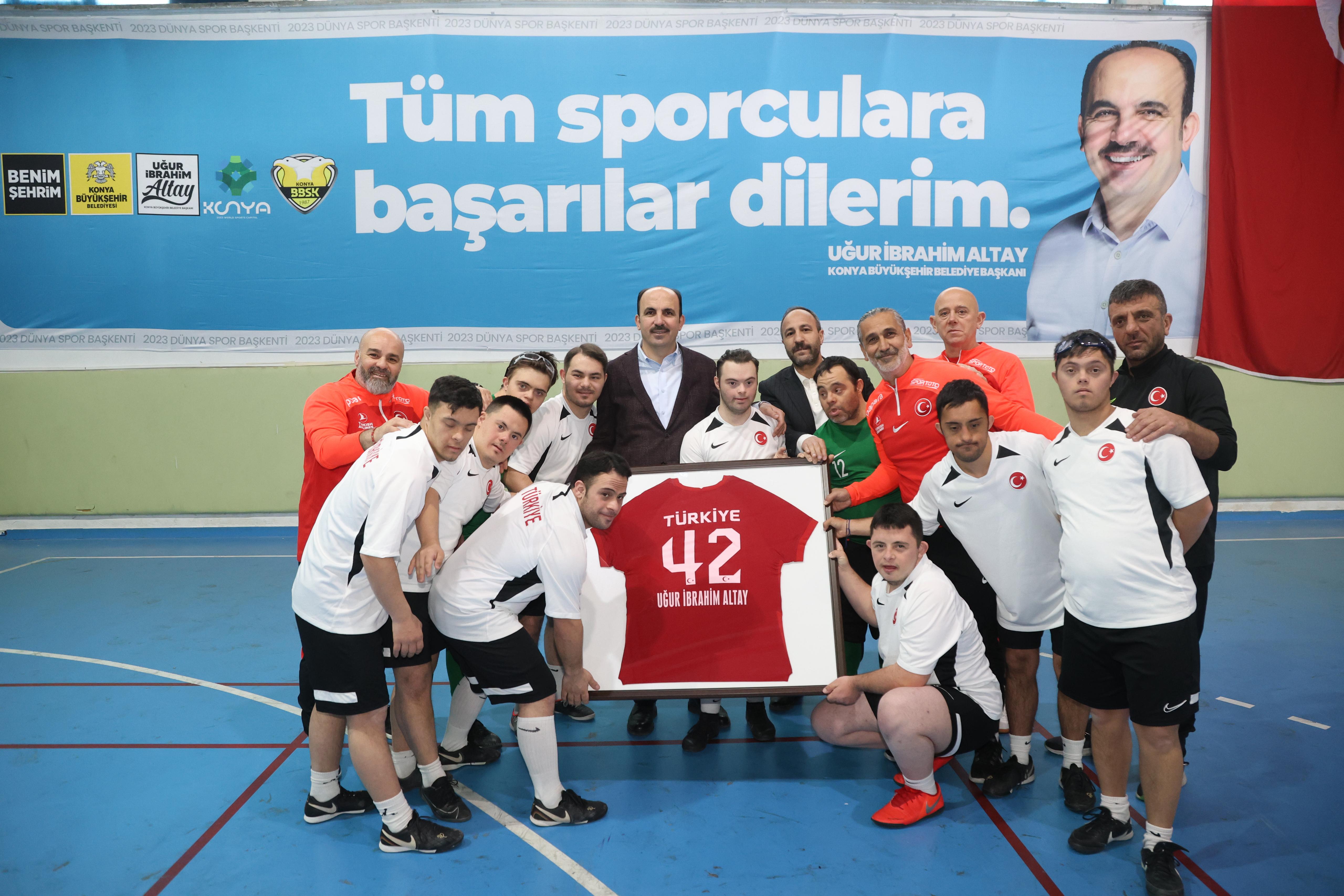 BAŞKAN ALTAY AVRUPA ŞAMPİYONASI’NA KONYA’DA HAZIRLANAN ÖZEL SPORCULARLA BULUŞTU