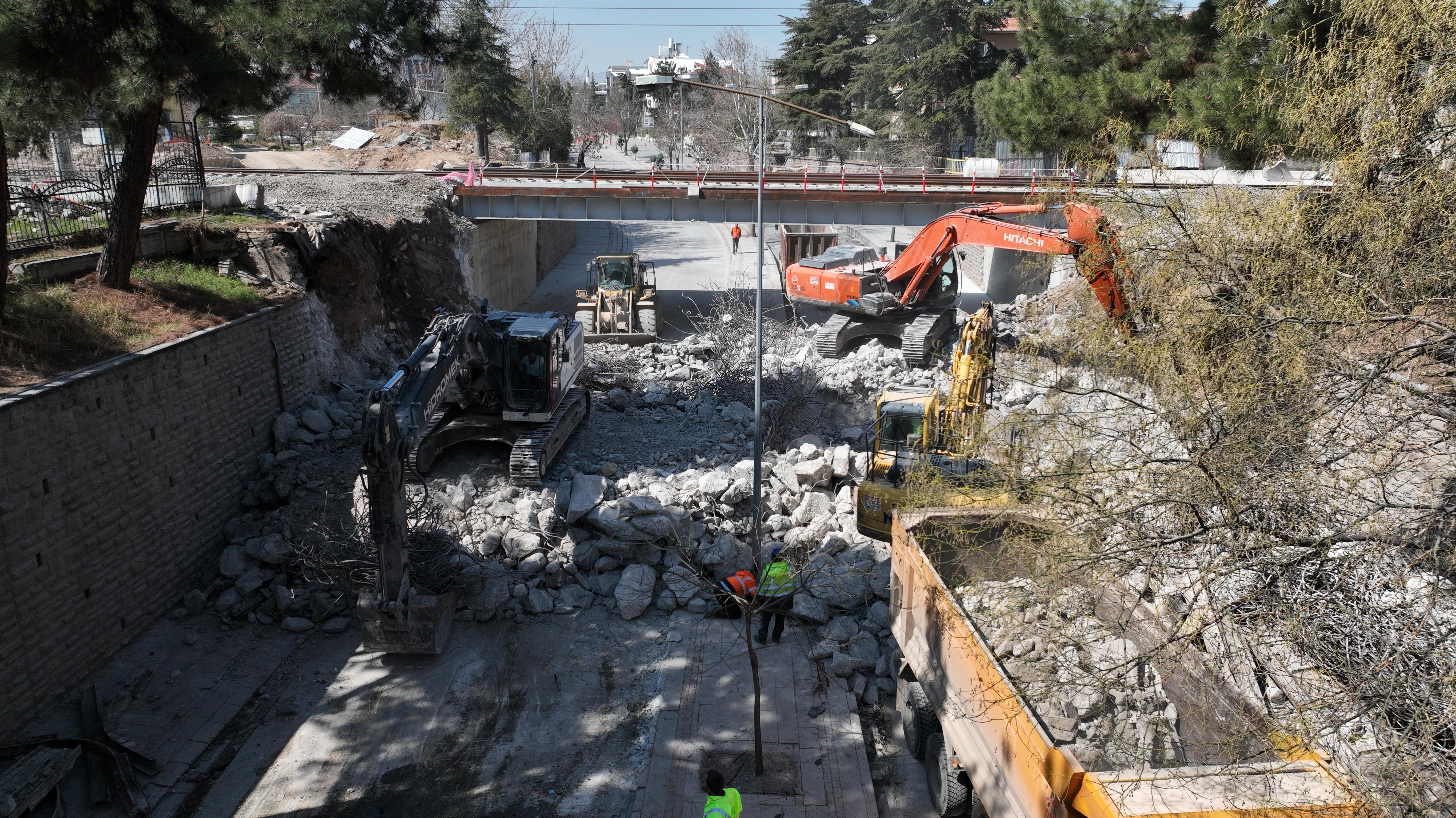 BAŞKAN ALTAY: “BANLİYÖ HATTI ÇALIŞMALARI KAPSAMINDA MERAM YENİYOL ALT GEÇİDİ'Nİ YENİLİYORUZ”