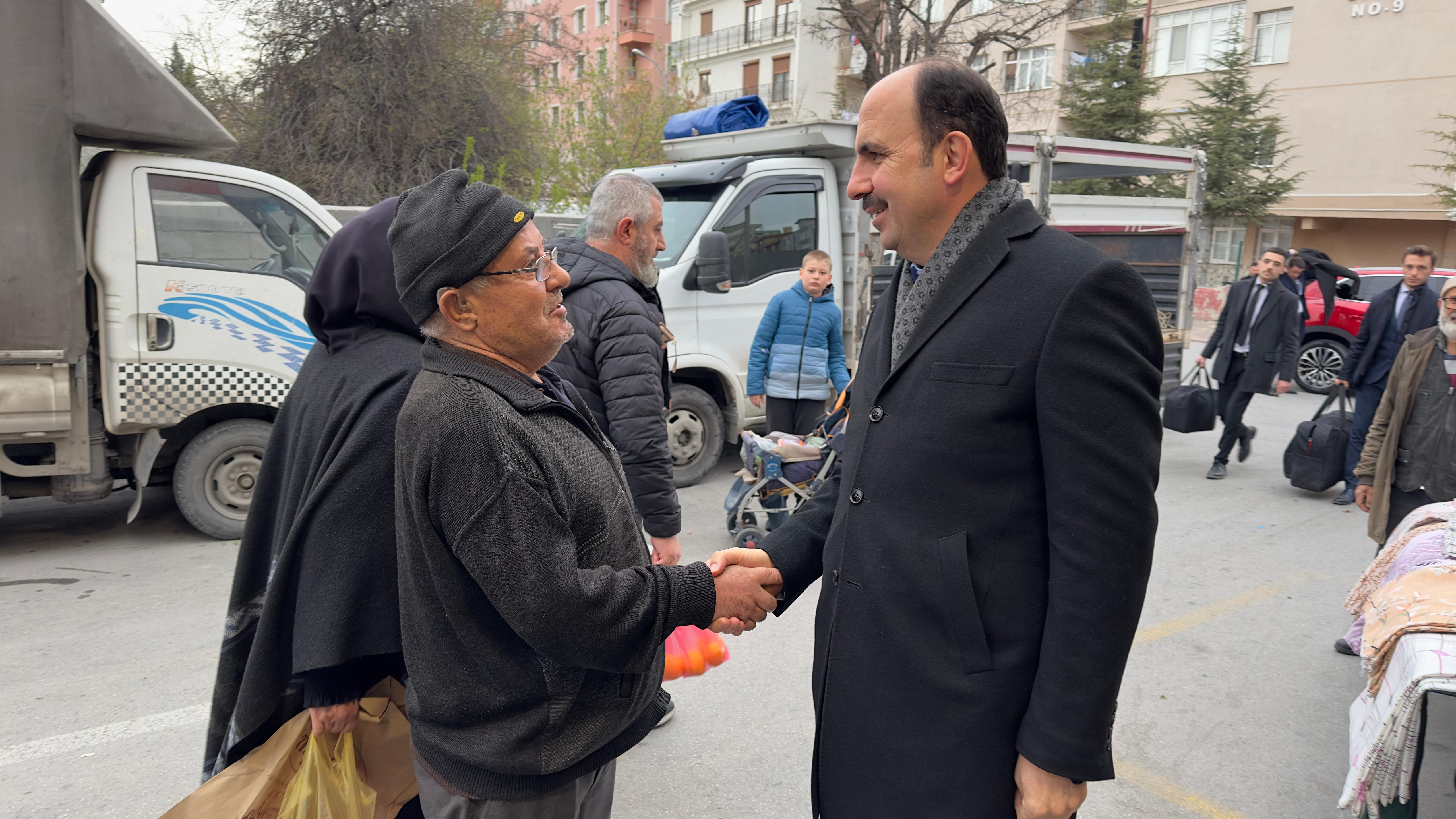 BAŞKAN ALTAY İFTAR ÖNCESİ BÜYÜK SİNAN SEMT PAZARI’NI ZİYARET ETTİ