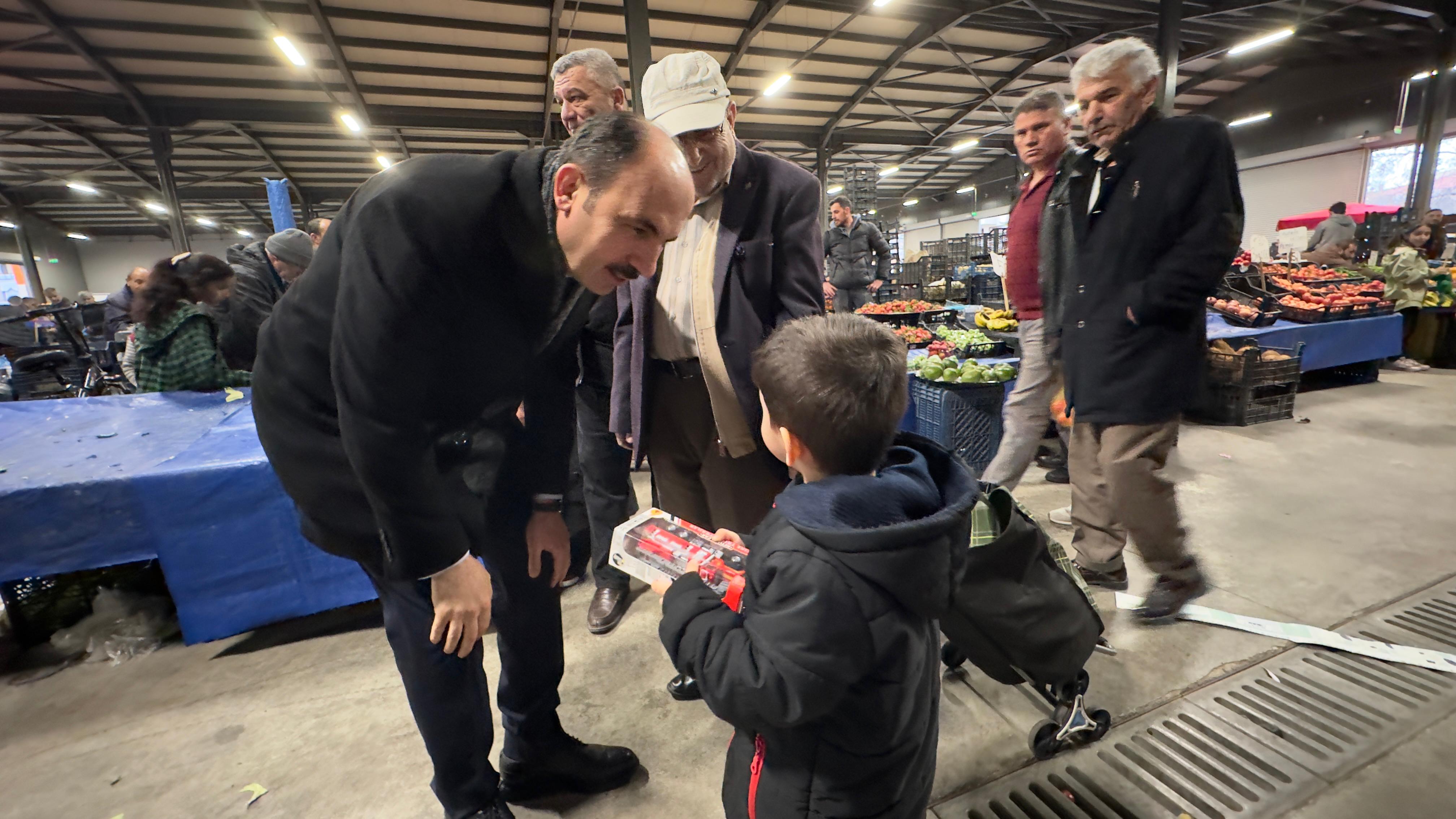 BAŞKAN ALTAY İFTAR ÖNCESİ BÜYÜK SİNAN SEMT PAZARI’NI ZİYARET ETTİ