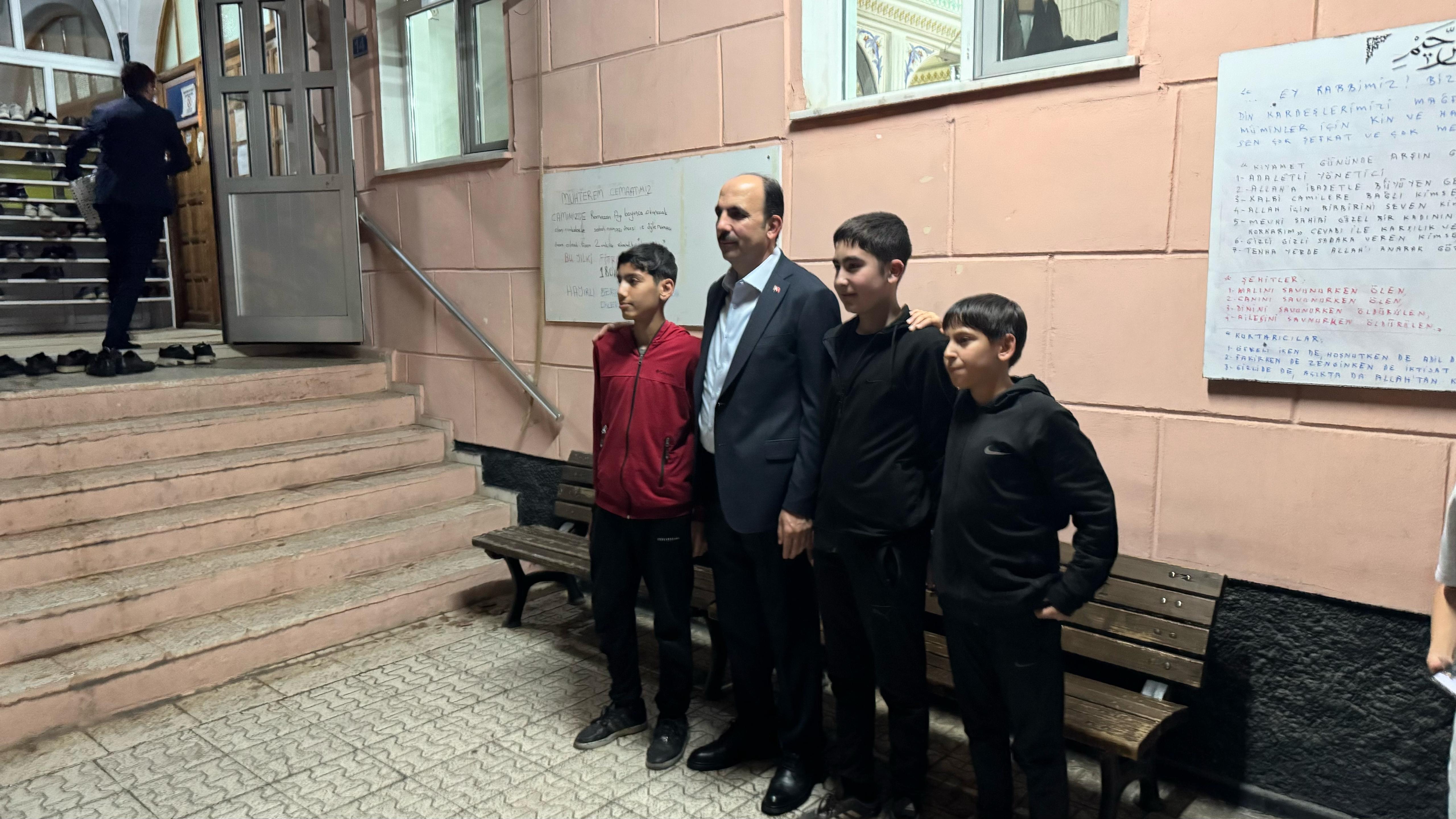 BAŞKAN ALTAY TERAVİH SONRASI GENÇLERLE SOHBET ETTİ, ESNAFLARIN ÇAY DAVETİNE KATILDI