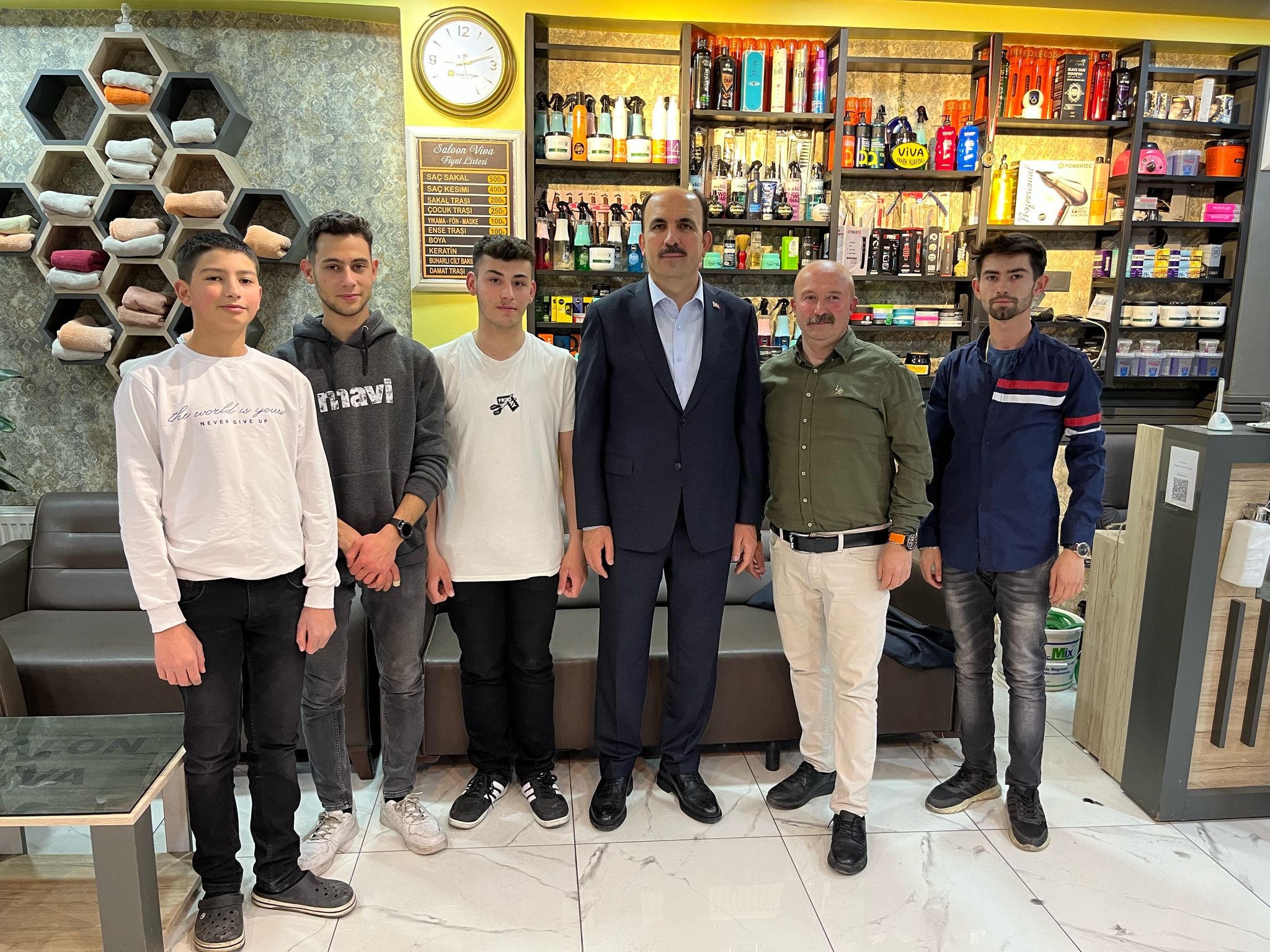 BAŞKAN ALTAY TERAVİH SONRASI GENÇLERLE SOHBET ETTİ, ESNAFLARIN ÇAY DAVETİNE KATILDI