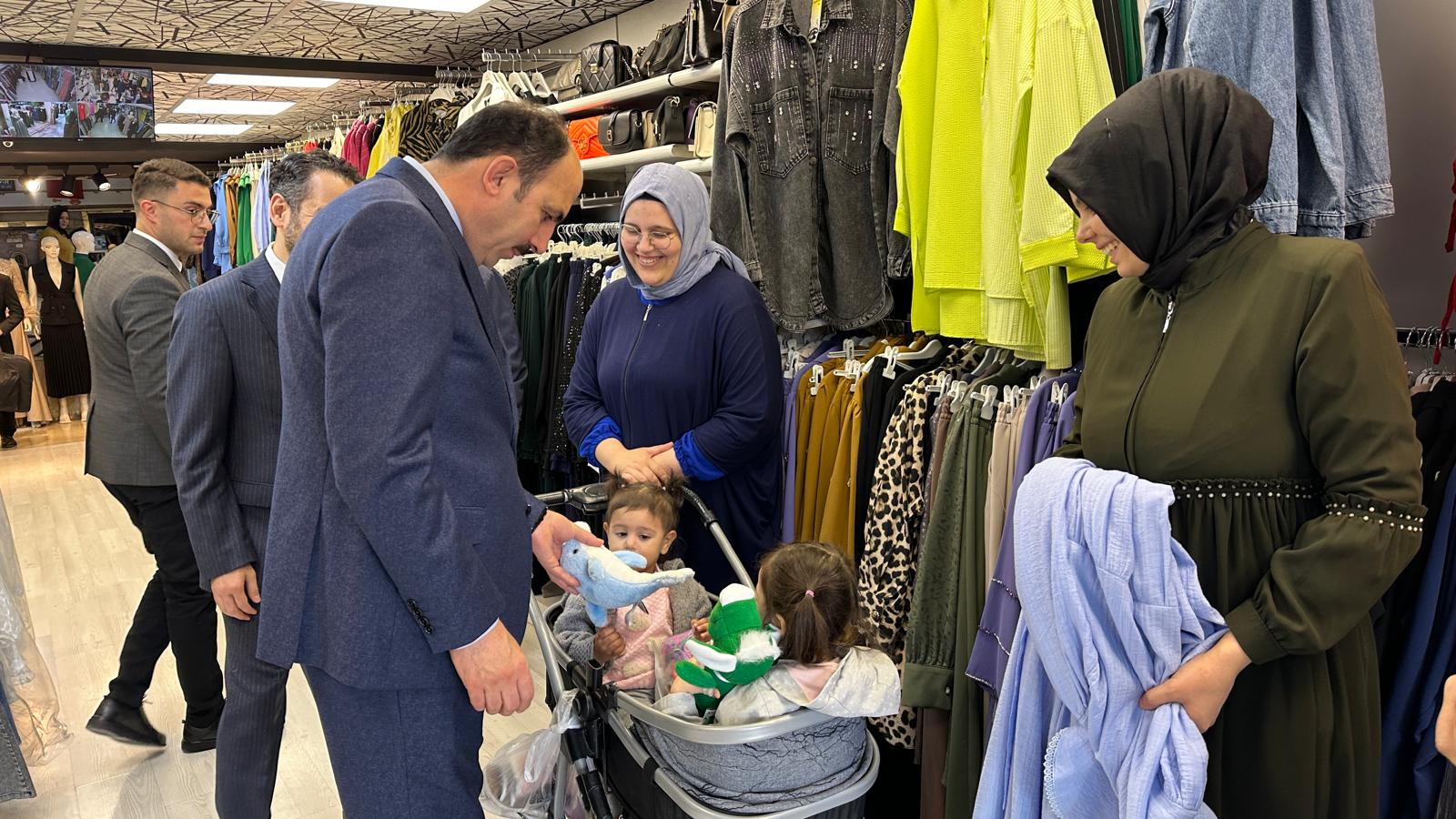 BAŞKAN ALTAY ESNAFLARIN VE KONYALILARIN BAYRAM HEYECANINA ORTAK OLDU