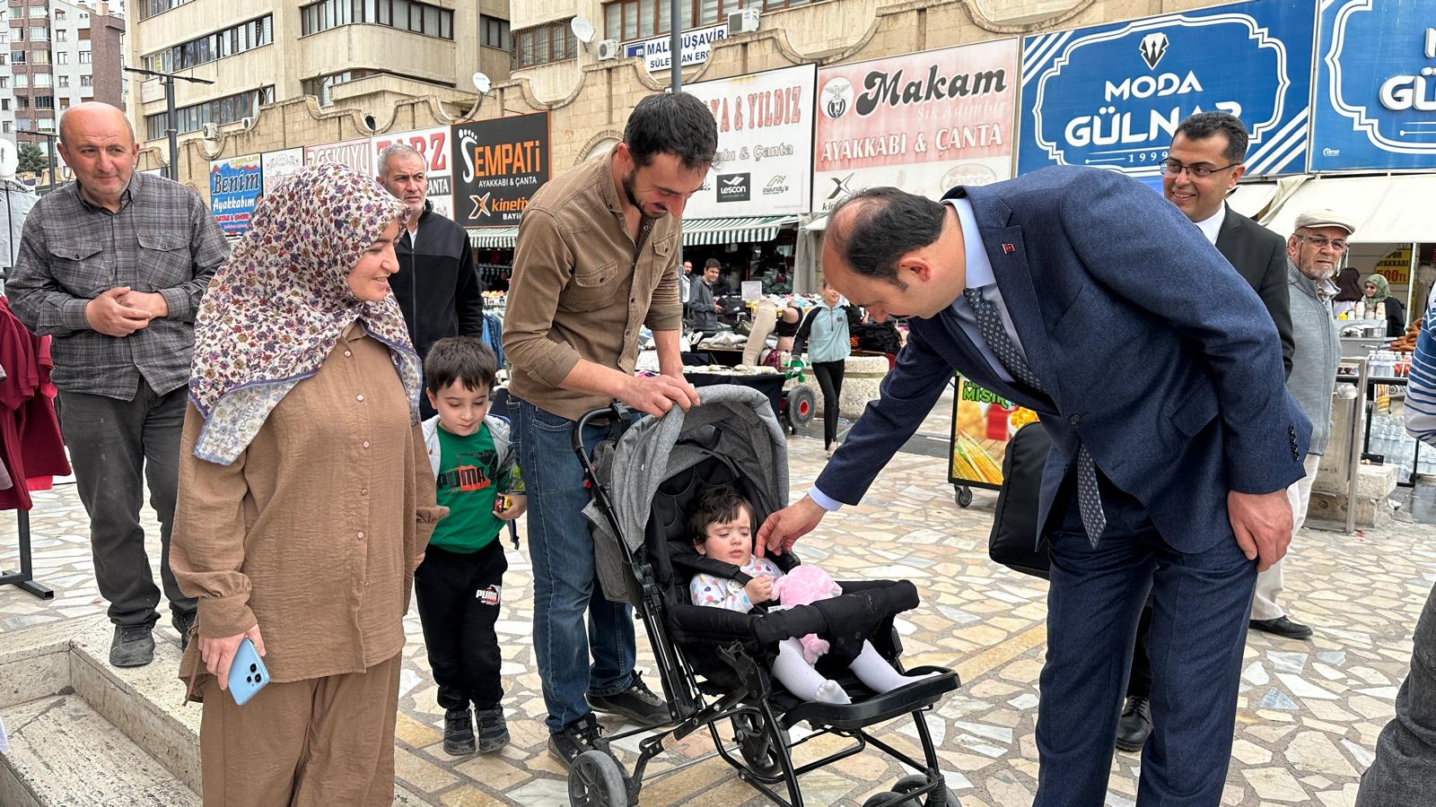 BAŞKAN ALTAY ESNAFLARIN VE KONYALILARIN BAYRAM HEYECANINA ORTAK OLDU
