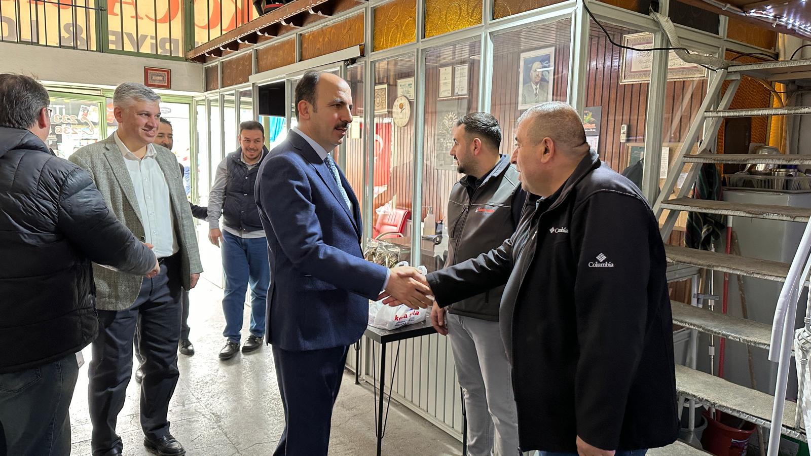 BAŞKAN ALTAY ESNAFLARIN VE KONYALILARIN BAYRAM HEYECANINA ORTAK OLDU