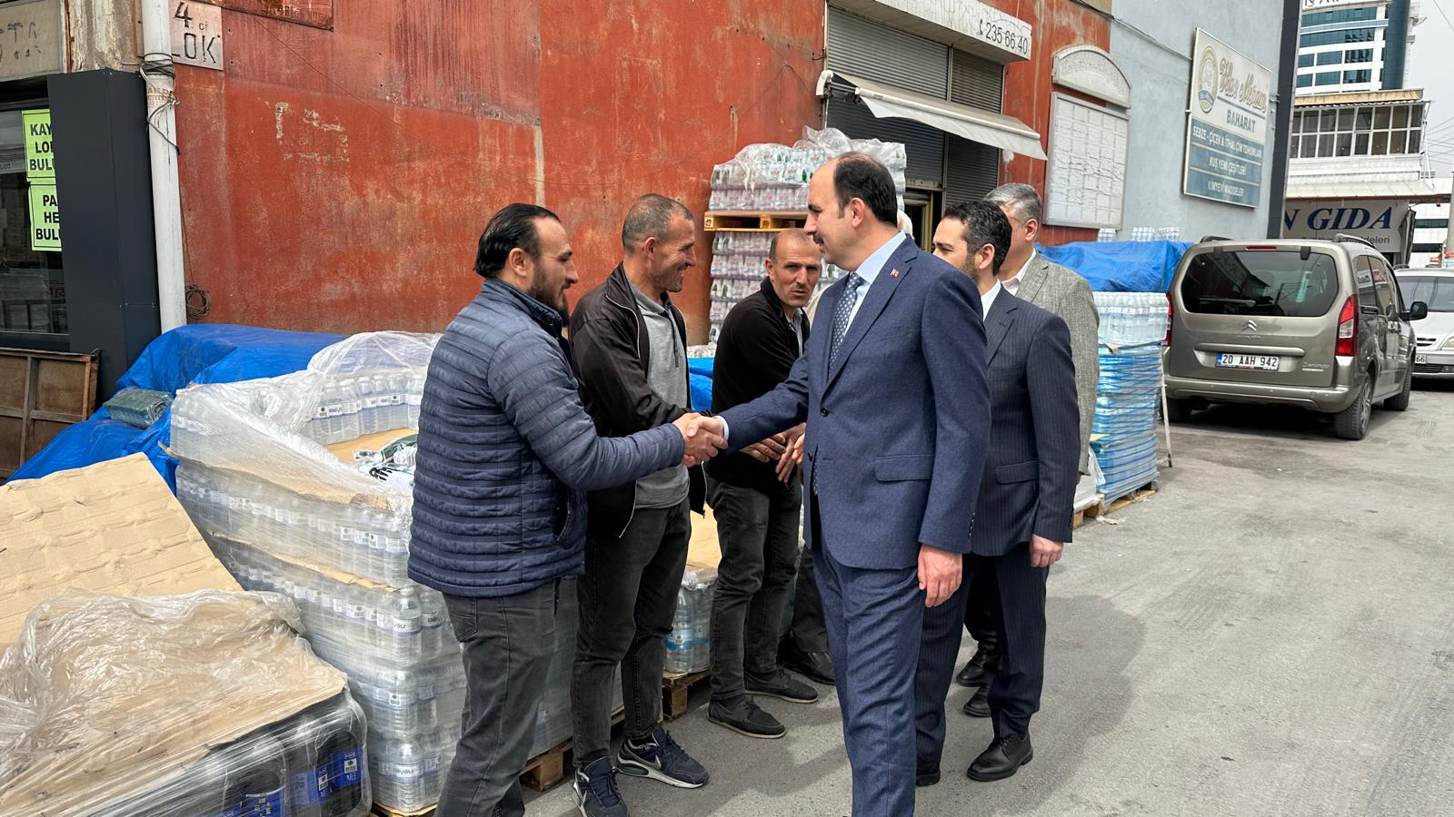 BAŞKAN ALTAY ESNAFLARIN VE KONYALILARIN BAYRAM HEYECANINA ORTAK OLDU