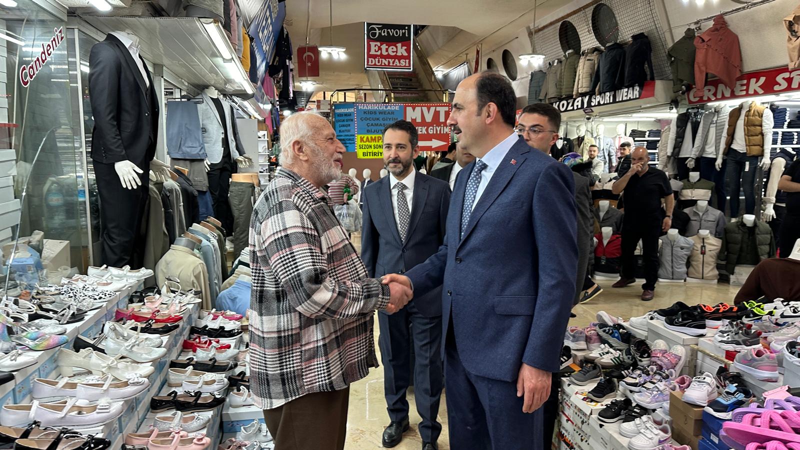 BAŞKAN ALTAY ESNAFLARIN VE KONYALILARIN BAYRAM HEYECANINA ORTAK OLDU