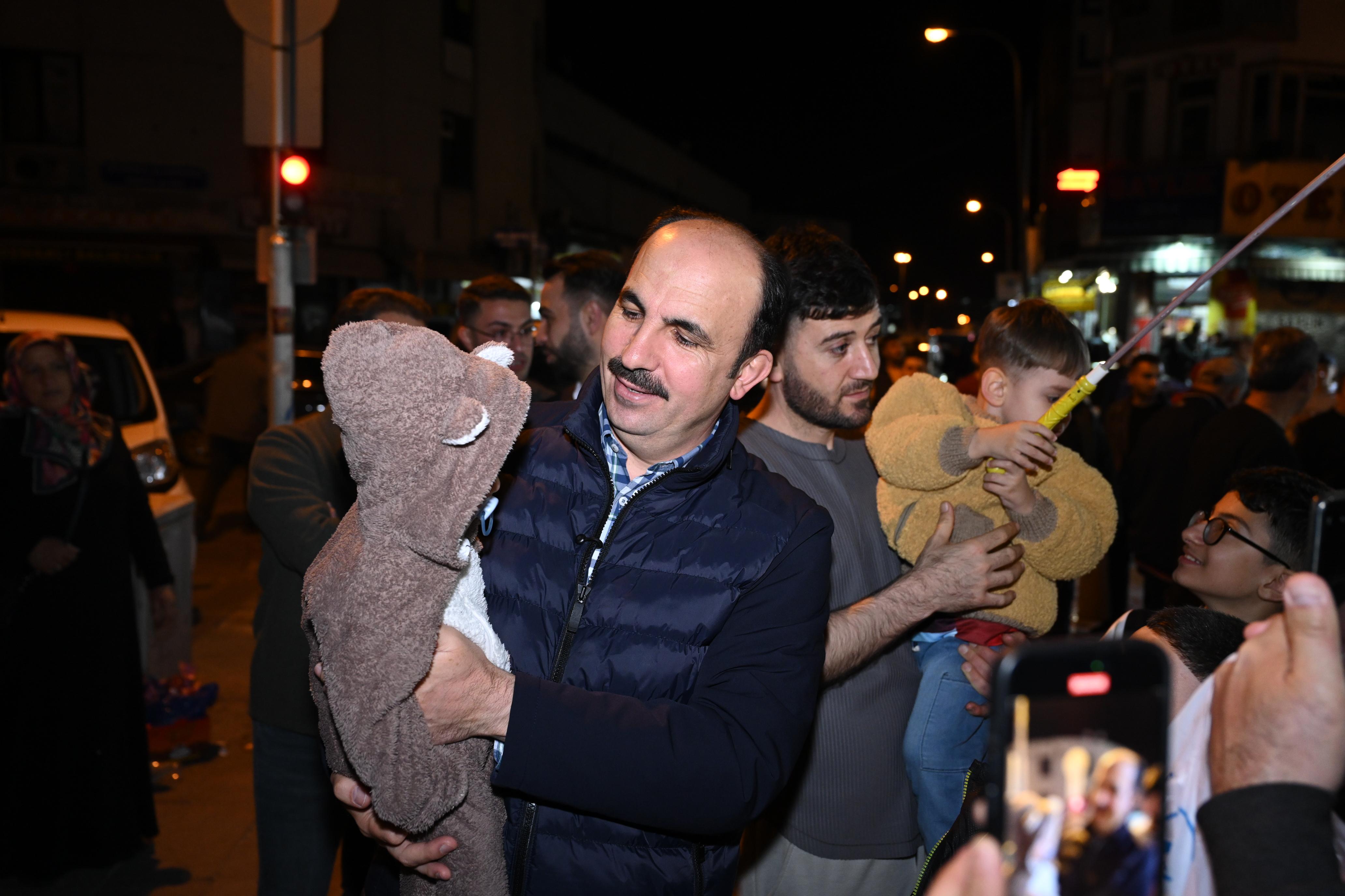 BAŞKAN ALTAY İFTAR ÖNCESİ VE TERAVİH SONRASI KONYALILARLA BULUŞTU