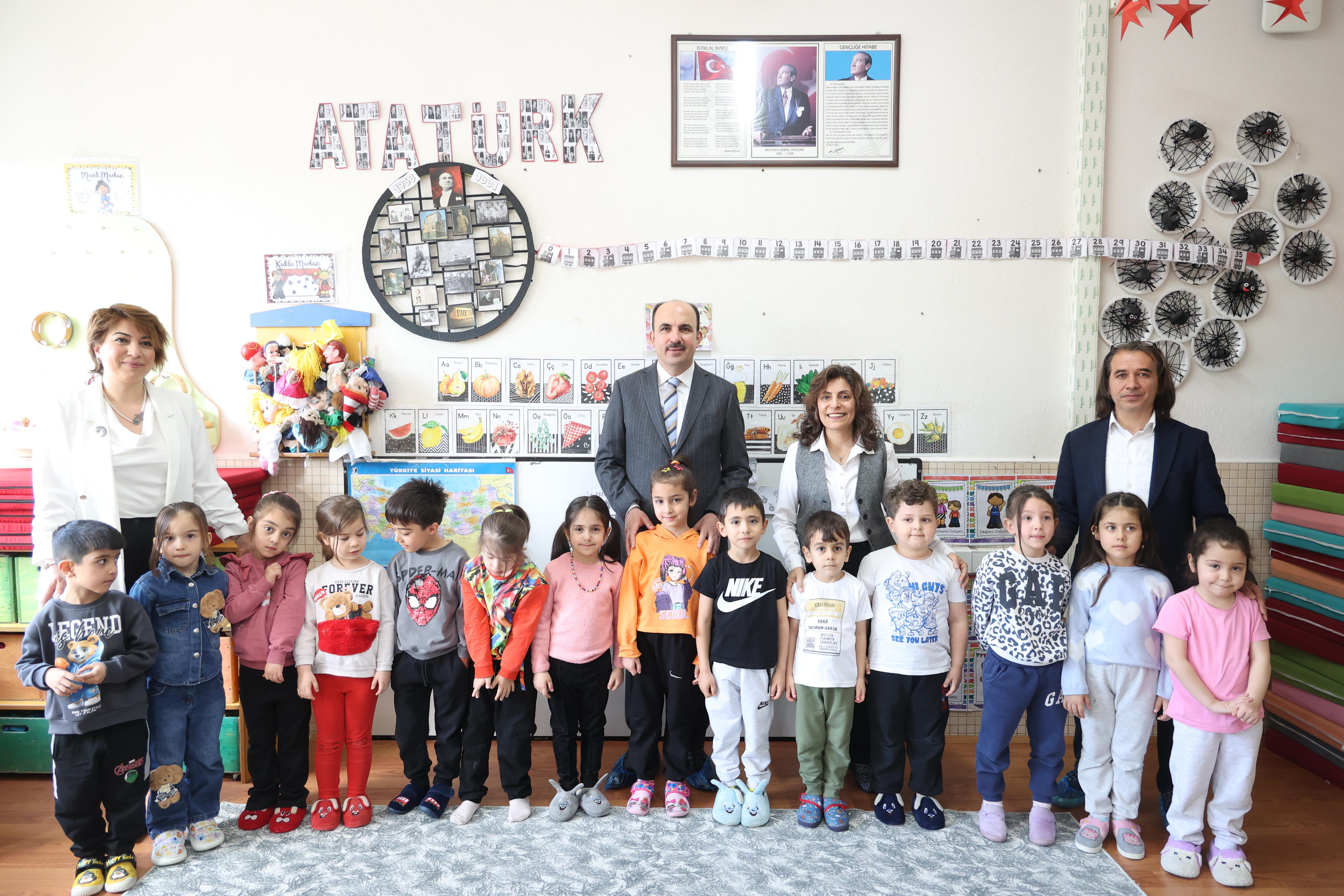 BAŞKAN ALTAY NEÜ VE MEHMET BEĞEN ORTAOKULU’NDA ÖĞRENCİLERLE BİR ARAYA GELDİ