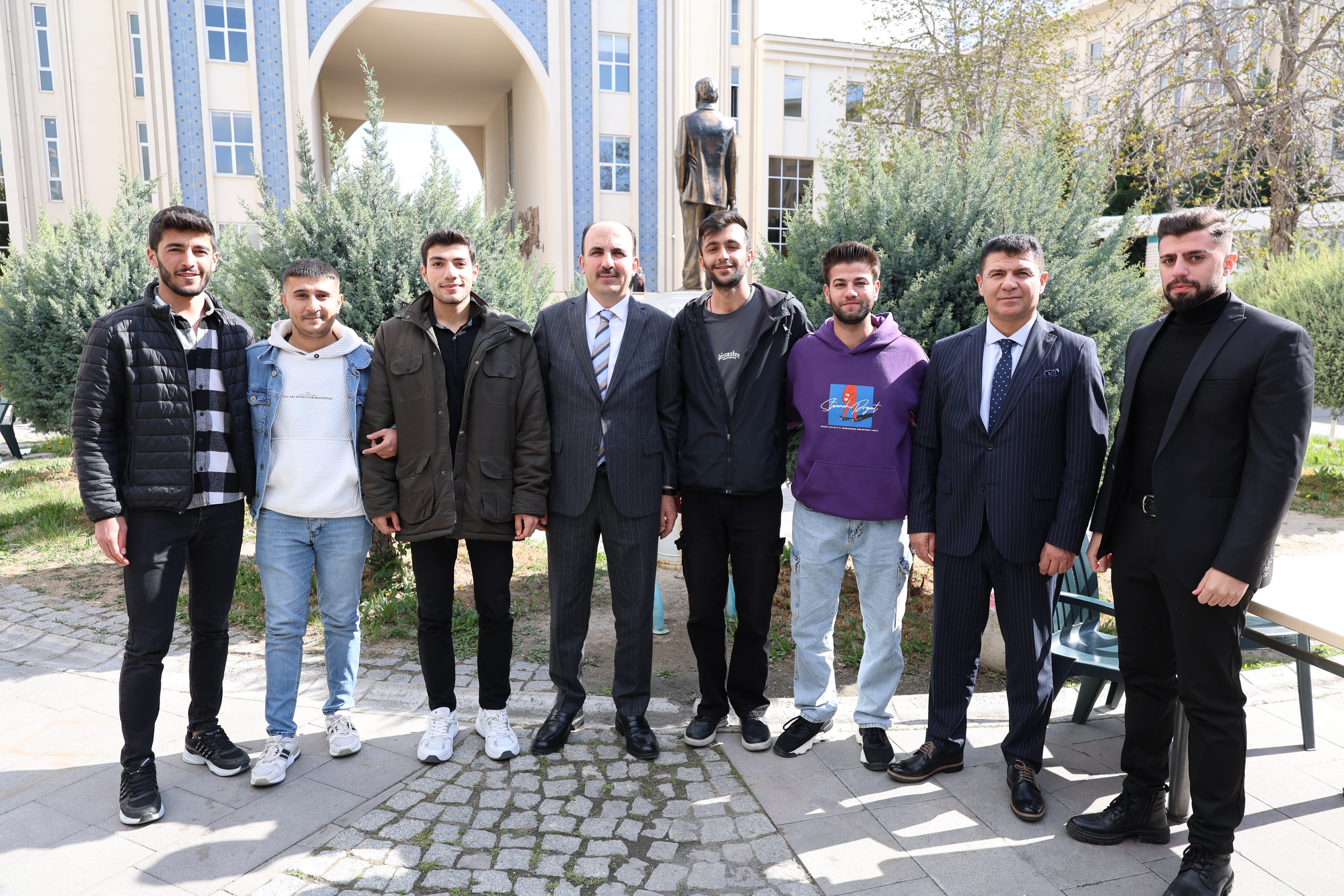 BAŞKAN ALTAY NEÜ VE MEHMET BEĞEN ORTAOKULU’NDA ÖĞRENCİLERLE BİR ARAYA GELDİ