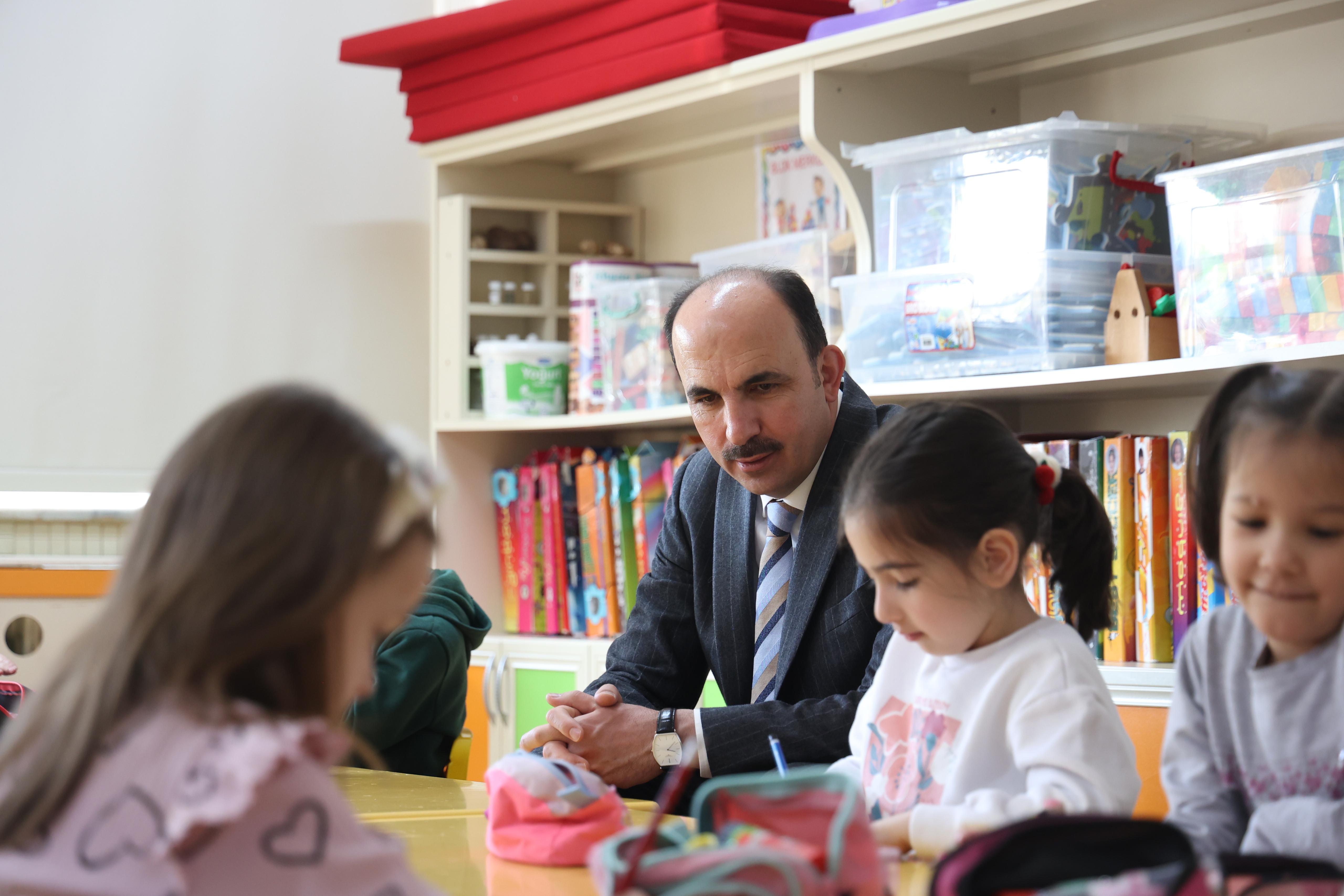 BAŞKAN ALTAY NEÜ VE MEHMET BEĞEN ORTAOKULU’NDA ÖĞRENCİLERLE BİR ARAYA GELDİ