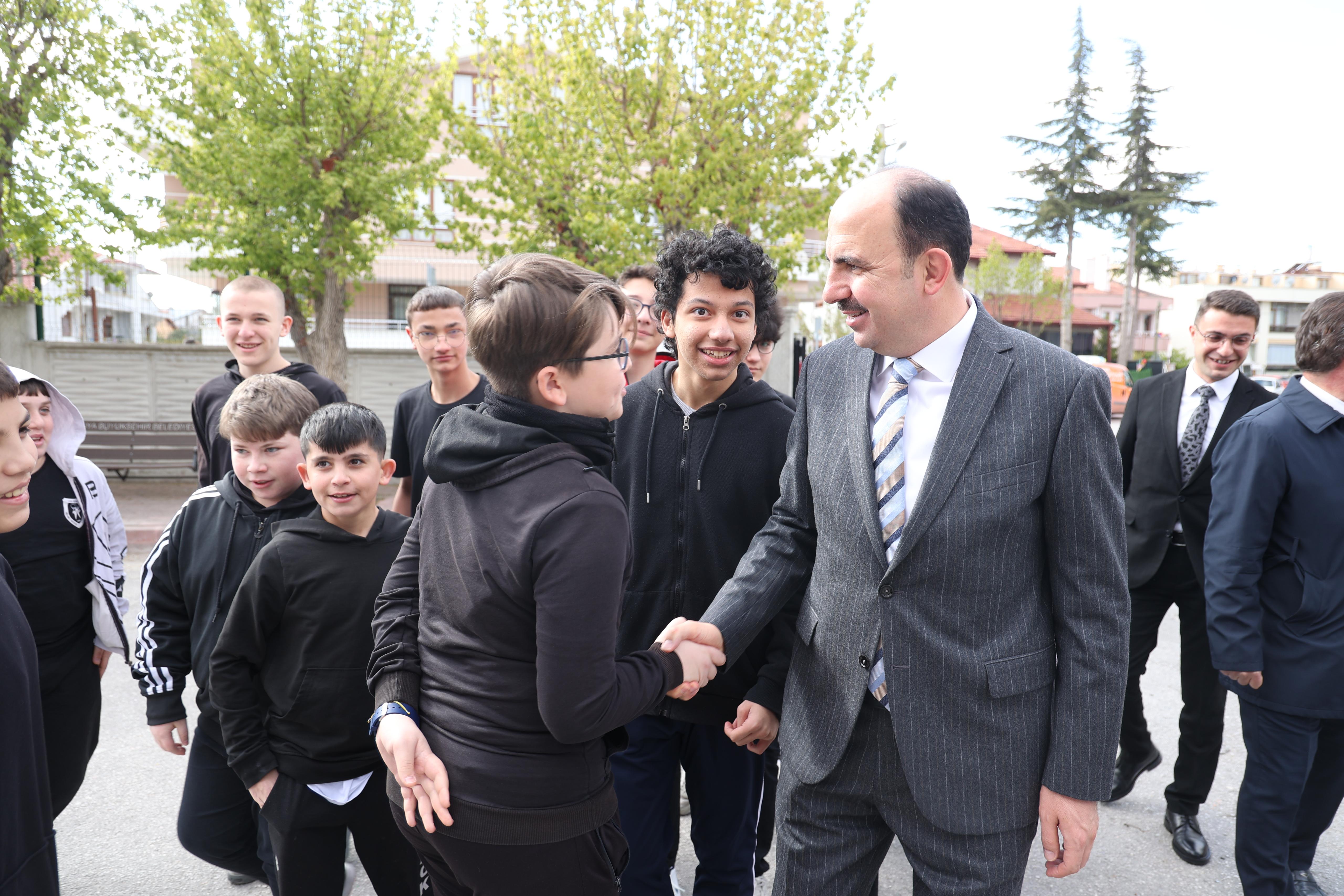 BAŞKAN ALTAY NEÜ VE MEHMET BEĞEN ORTAOKULU’NDA ÖĞRENCİLERLE BİR ARAYA GELDİ