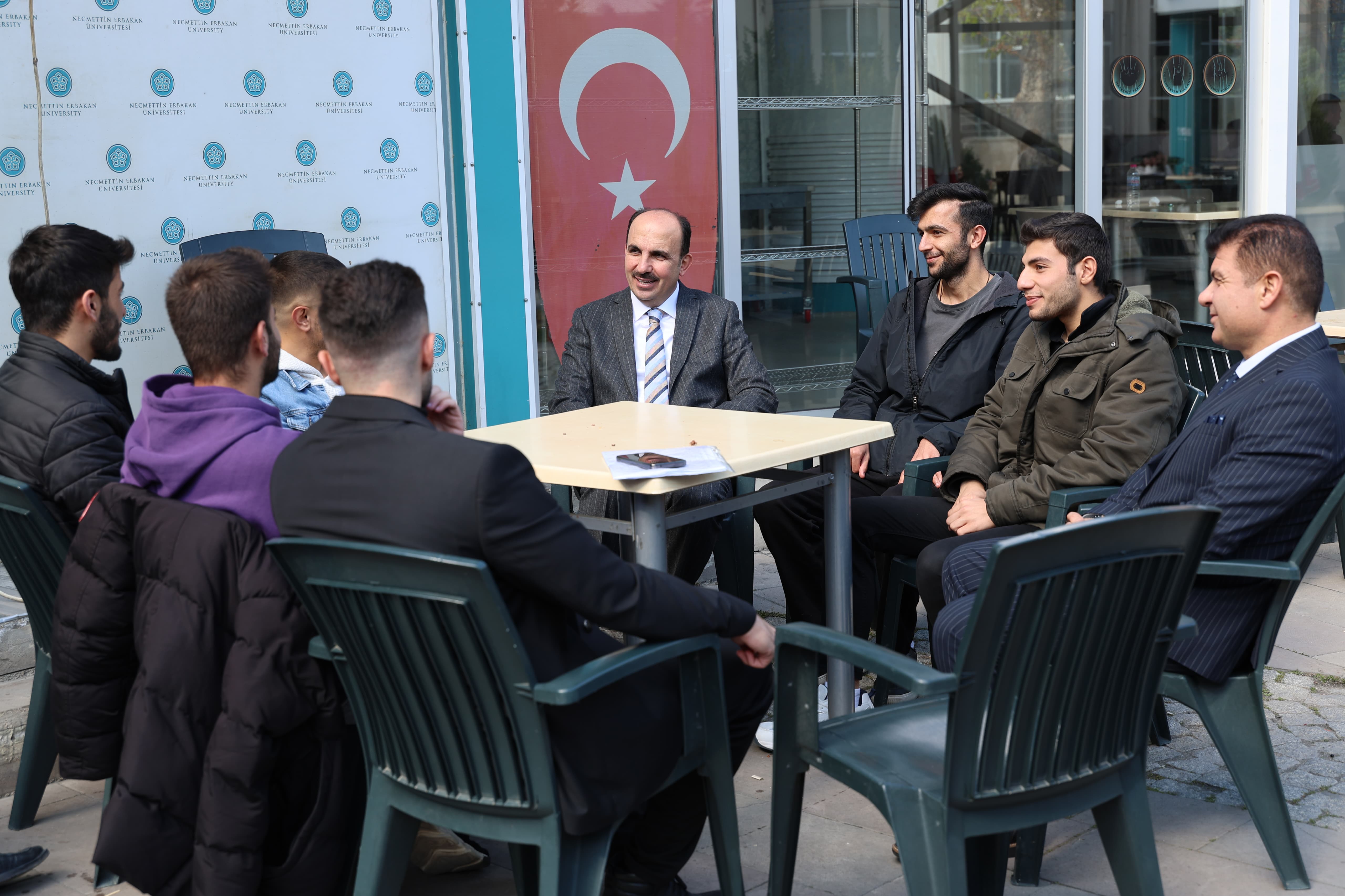 BAŞKAN ALTAY NEÜ VE MEHMET BEĞEN ORTAOKULU’NDA ÖĞRENCİLERLE BİR ARAYA GELDİ