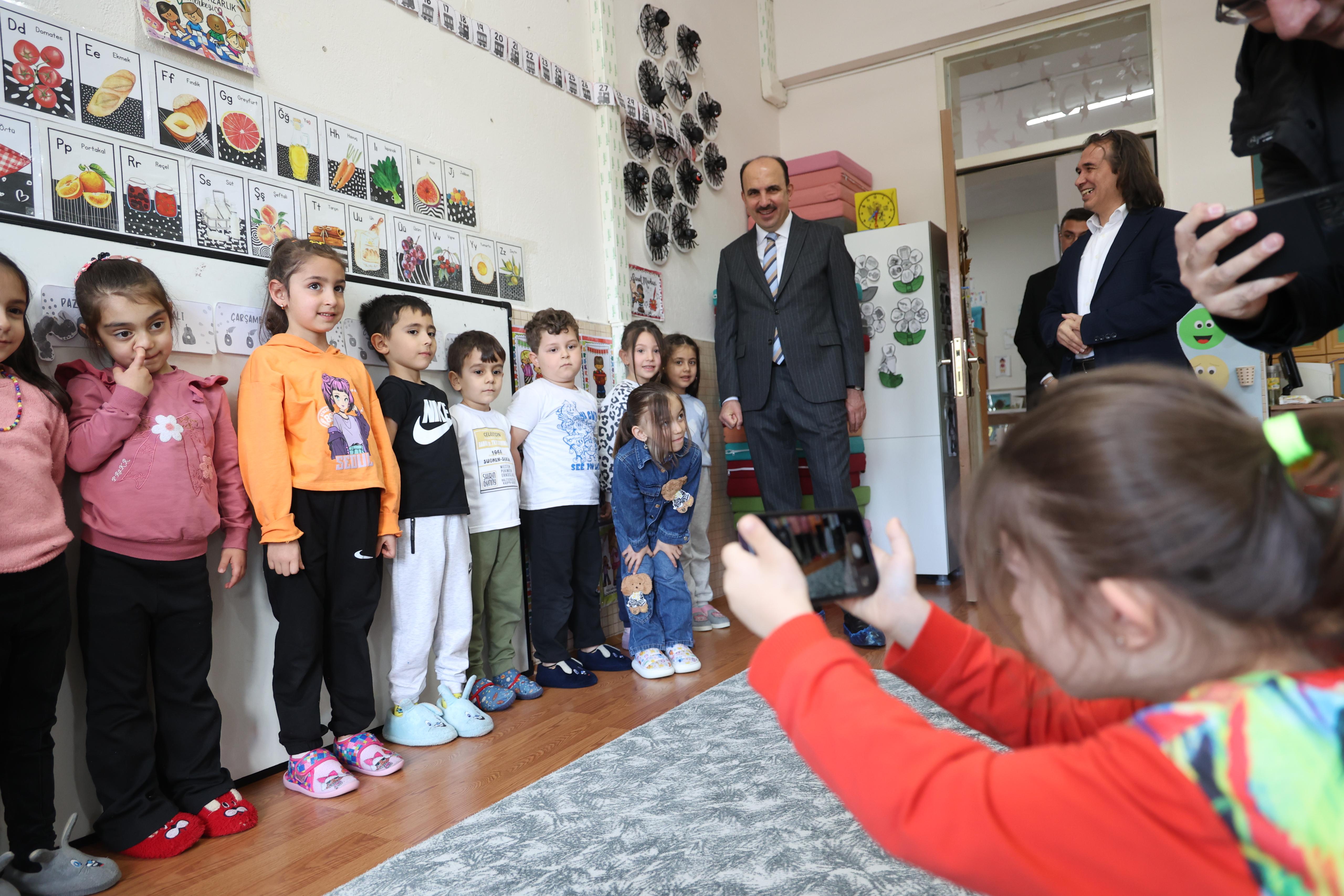 BAŞKAN ALTAY NEÜ VE MEHMET BEĞEN ORTAOKULU’NDA ÖĞRENCİLERLE BİR ARAYA GELDİ