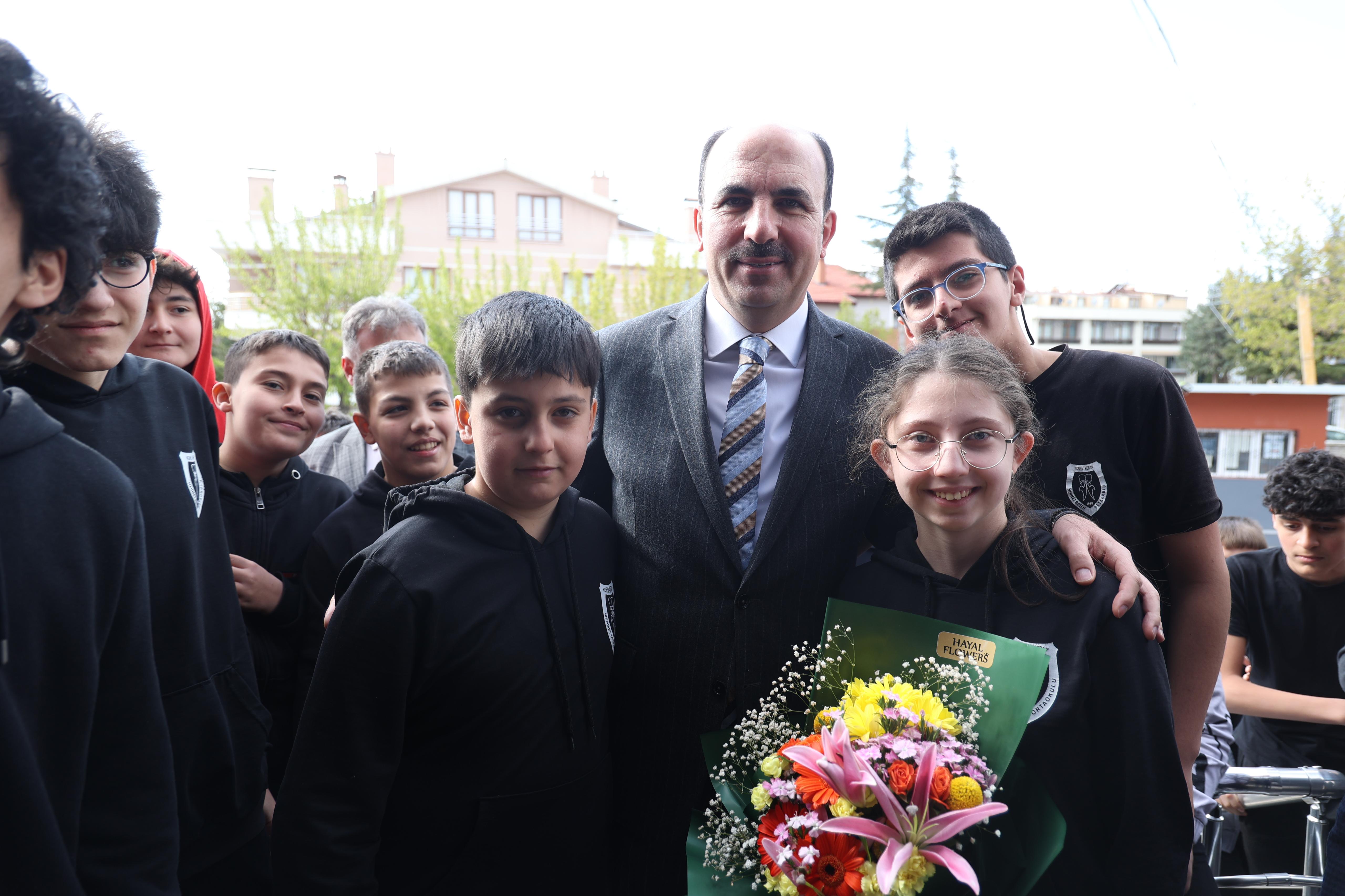 BAŞKAN ALTAY NEÜ VE MEHMET BEĞEN ORTAOKULU’NDA ÖĞRENCİLERLE BİR ARAYA GELDİ