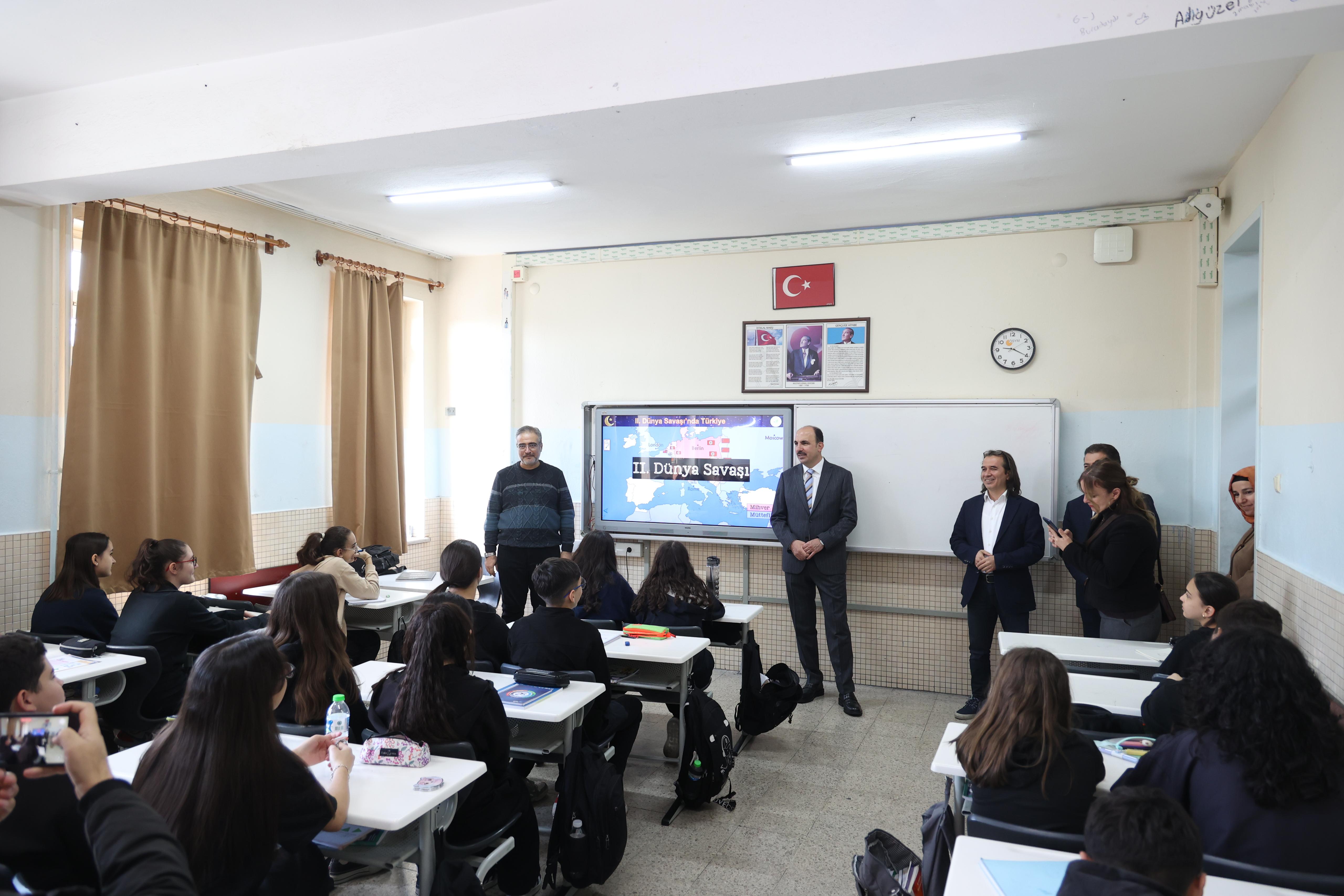 BAŞKAN ALTAY NEÜ VE MEHMET BEĞEN ORTAOKULU’NDA ÖĞRENCİLERLE BİR ARAYA GELDİ