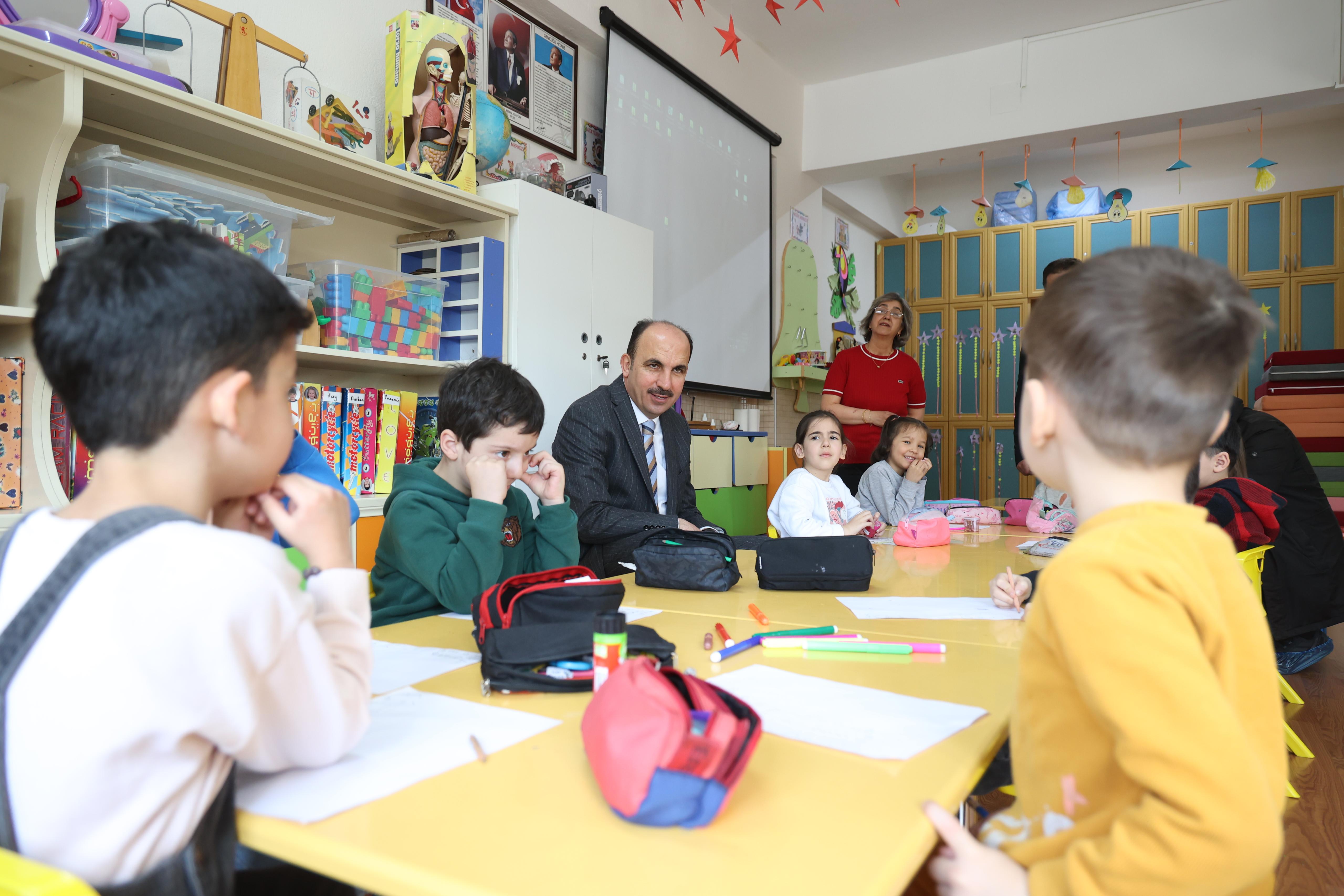 BAŞKAN ALTAY NEÜ VE MEHMET BEĞEN ORTAOKULU’NDA ÖĞRENCİLERLE BİR ARAYA GELDİ