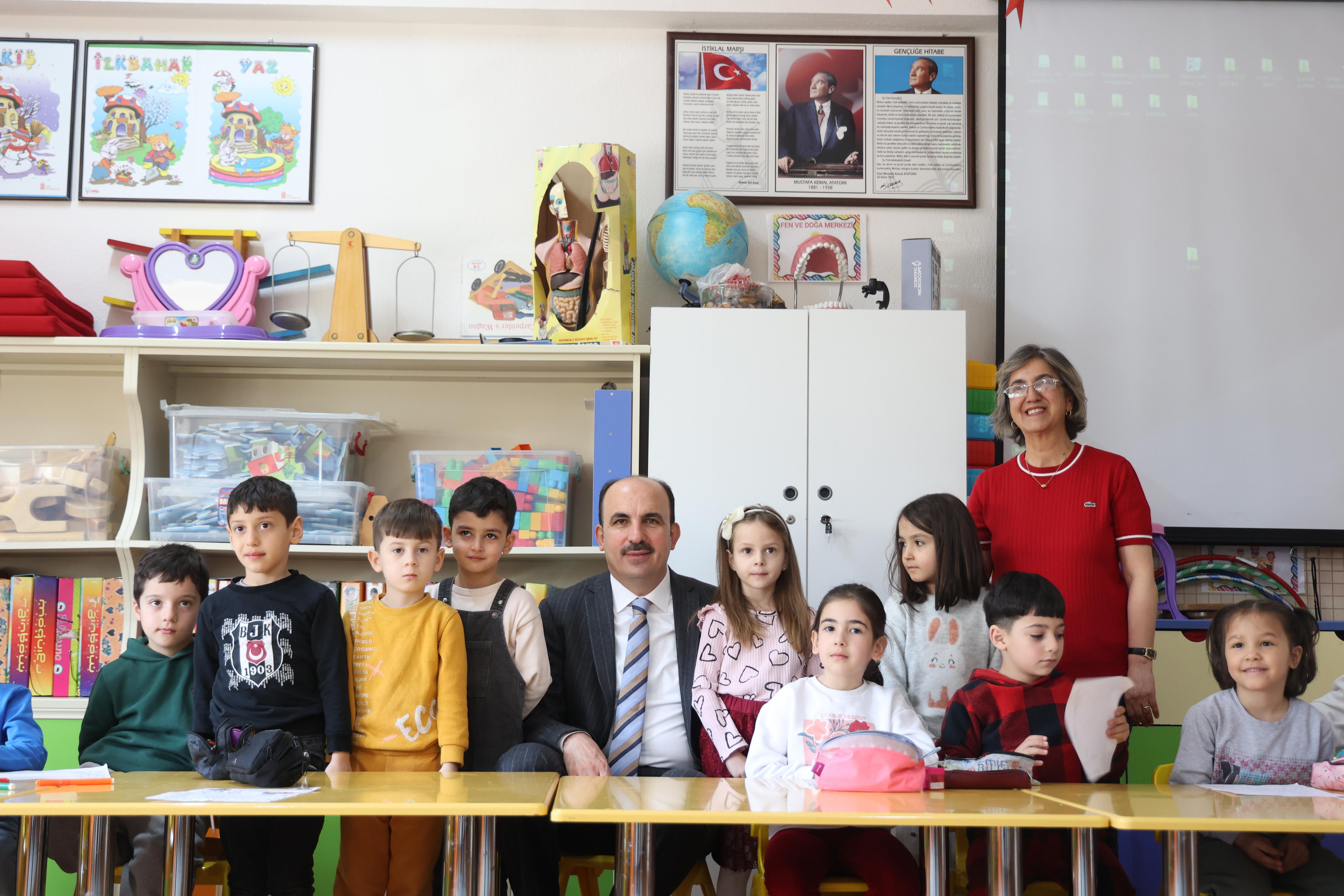 BAŞKAN ALTAY NEÜ VE MEHMET BEĞEN ORTAOKULU’NDA ÖĞRENCİLERLE BİR ARAYA GELDİ
