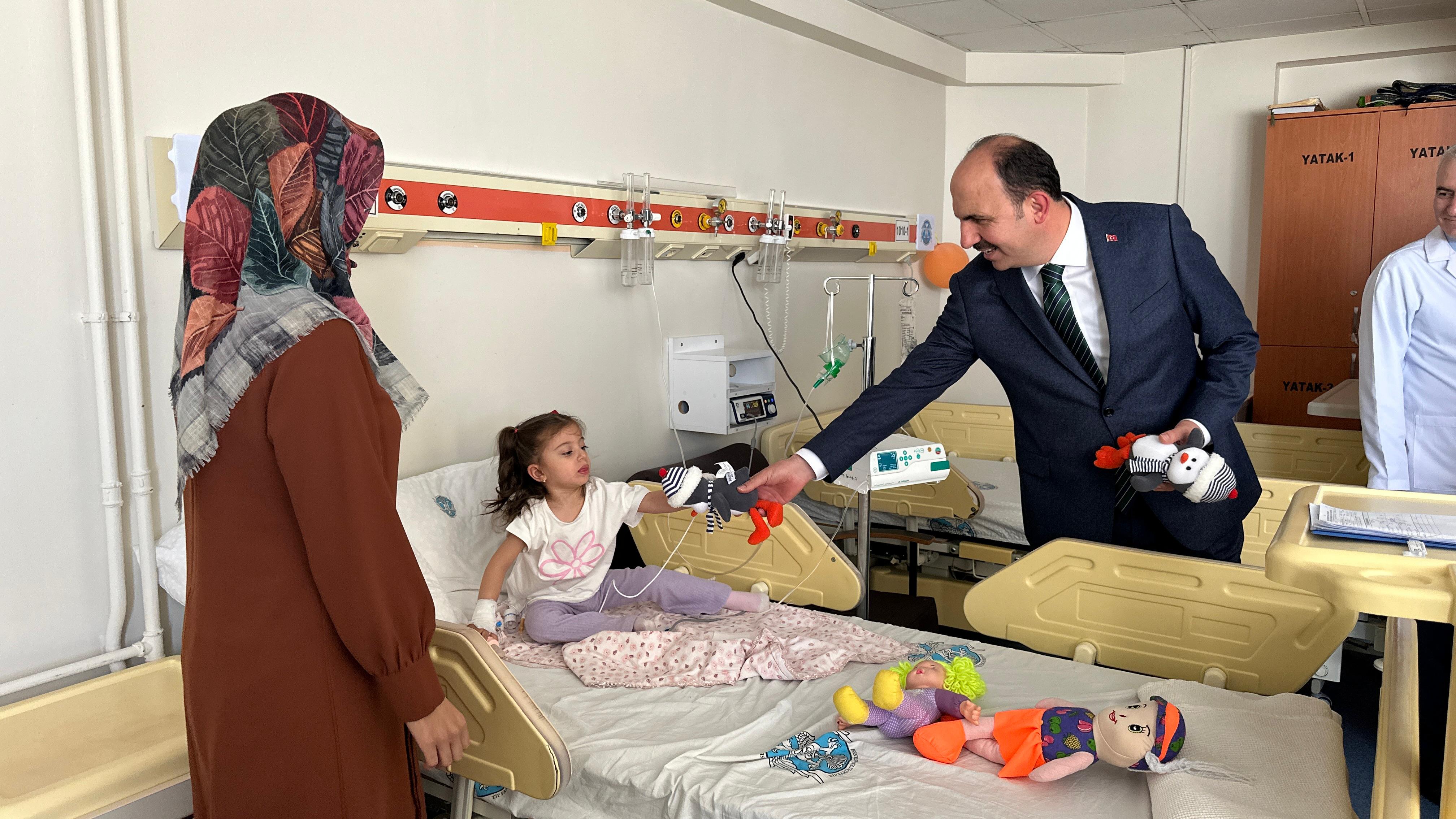 BAŞKAN ALTAY SÜ TIP FAKÜLTESİ’NDE TEDAVİ GÖREN HASTALARI ZİYARET ETTİ