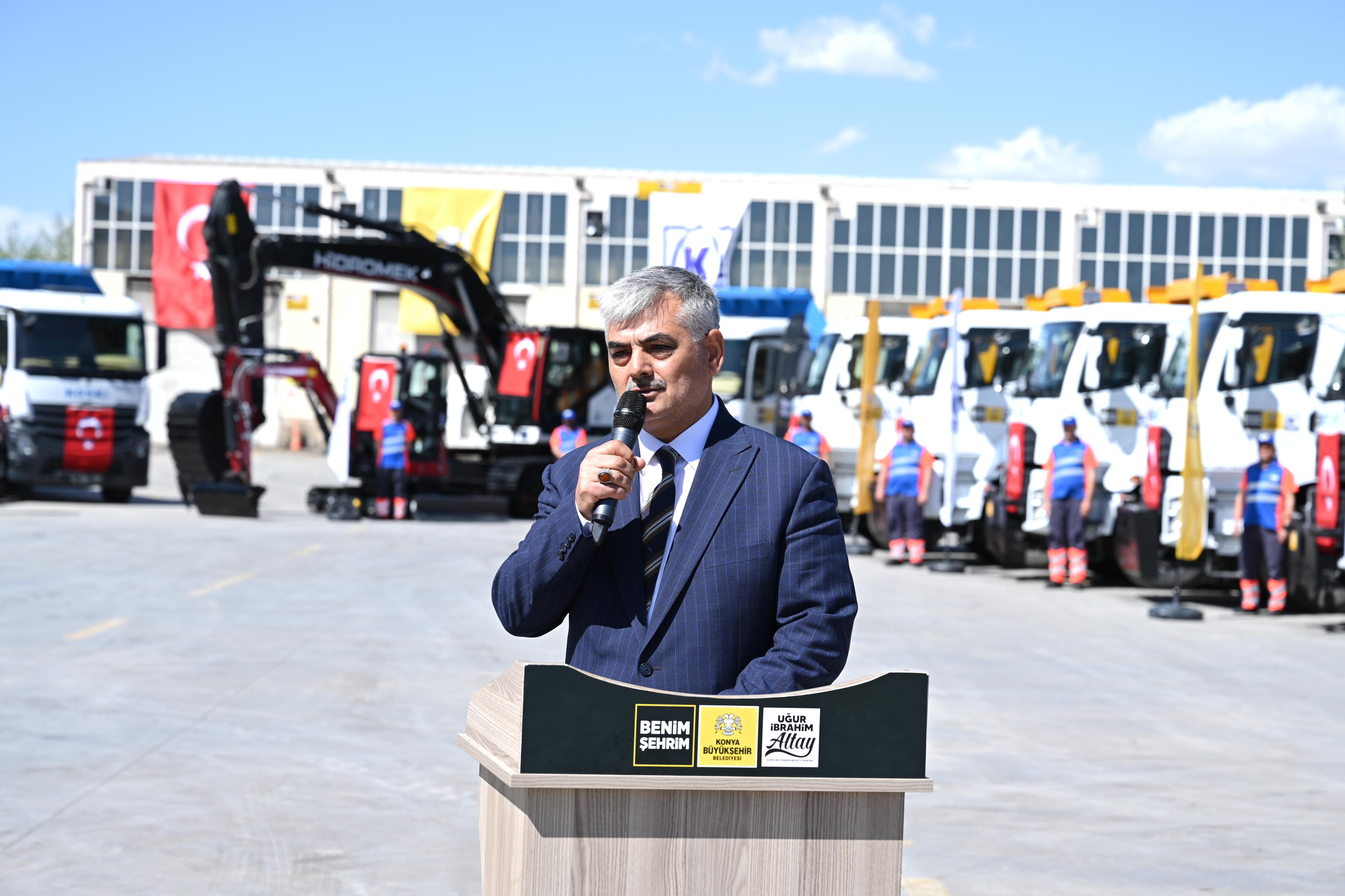 BAŞKAN ALTAY: “100 MİLYON LİRA BEDELLE KOSKİ’YE 24 YENİ İŞ MAKİNESİ DAHA KAZANDIRDIK”