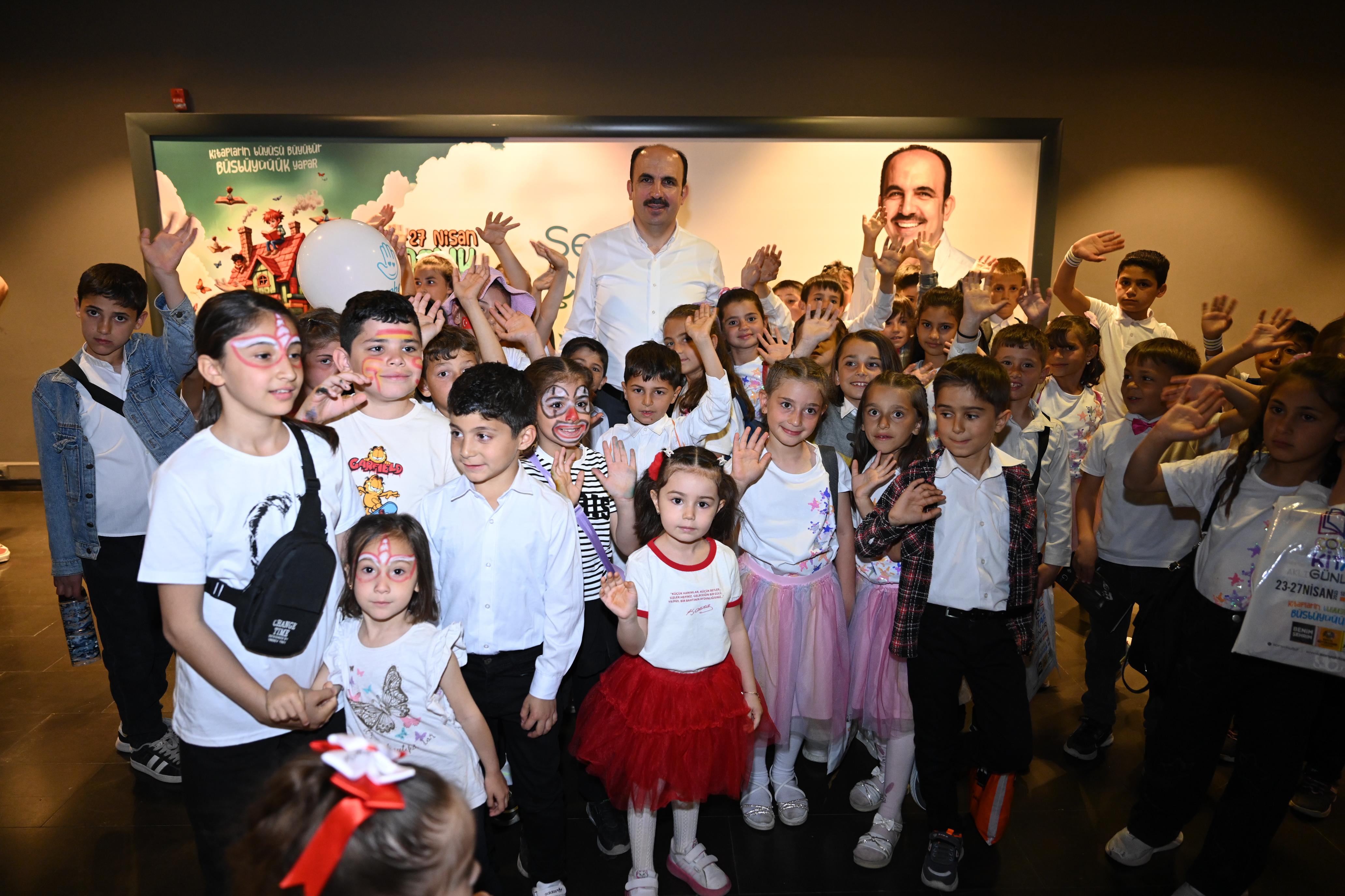 BAŞKAN ALTAY, YOĞUN İLGİ GÖREN “ÇOCUK KİTAP GÜNLERİ”NDE ÇOCUKLARLA BULUŞTU