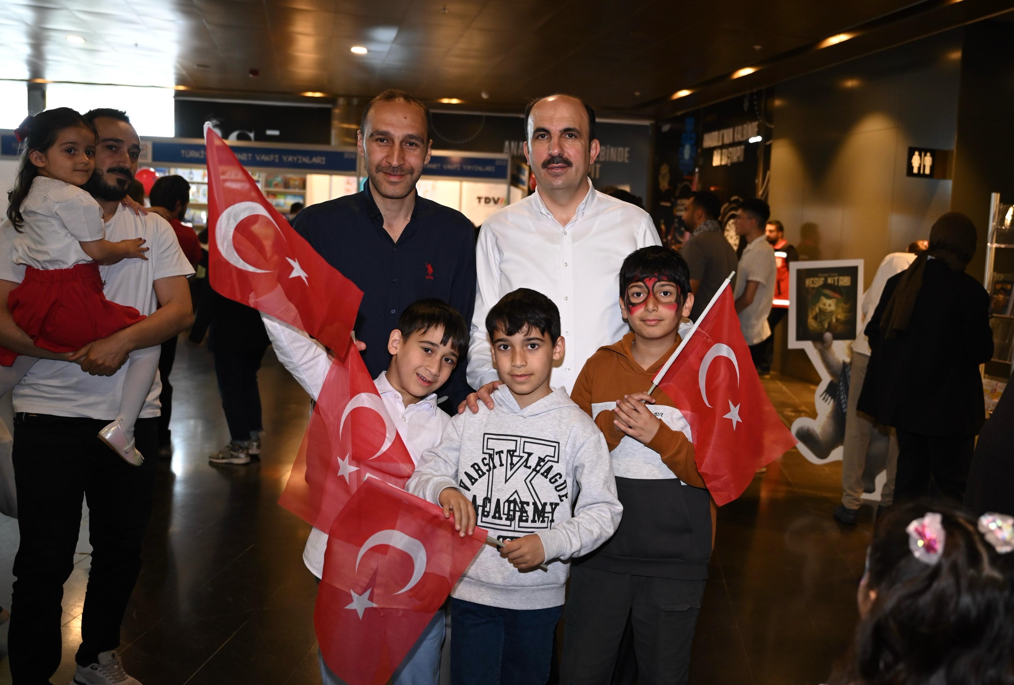BAŞKAN ALTAY, YOĞUN İLGİ GÖREN “ÇOCUK KİTAP GÜNLERİ”NDE ÇOCUKLARLA BULUŞTU