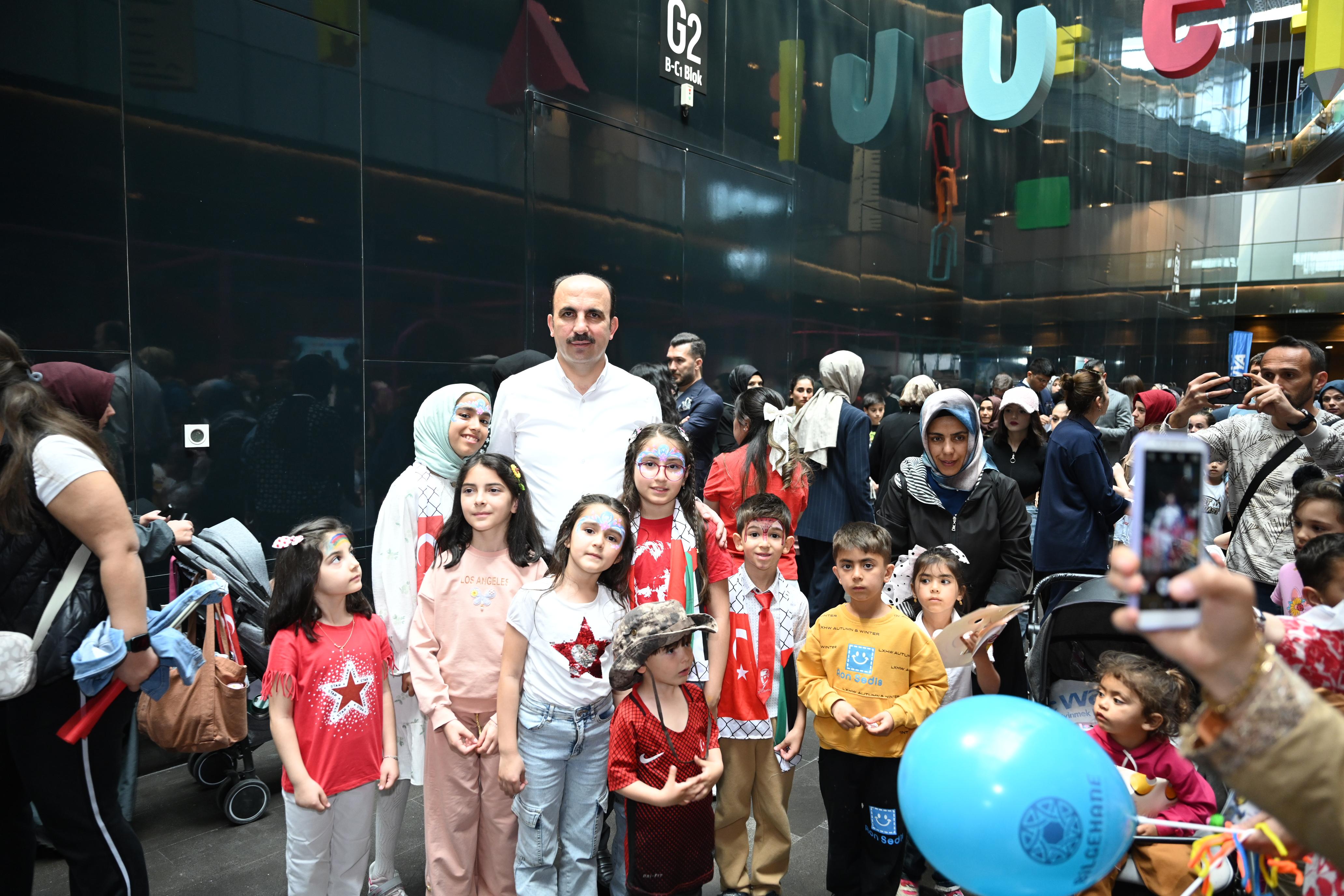 BAŞKAN ALTAY, YOĞUN İLGİ GÖREN “ÇOCUK KİTAP GÜNLERİ”NDE ÇOCUKLARLA BULUŞTU
