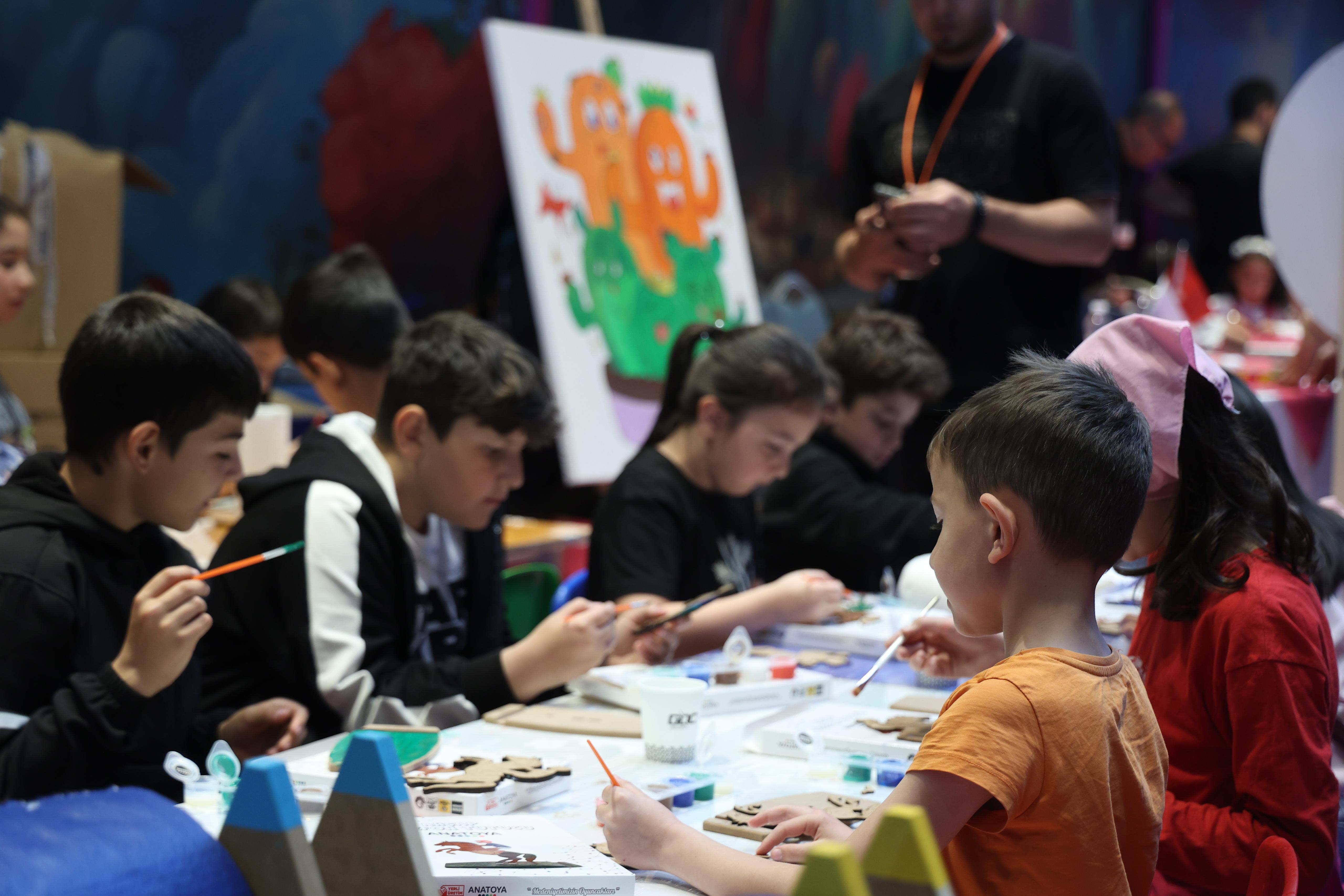 BAŞKAN ALTAY ÇOCUK KİTAP GÜNLERİ’NİN SON GÜNÜNDE ÇOCUKLARIN COŞKUSUNA ORTAK OLDU